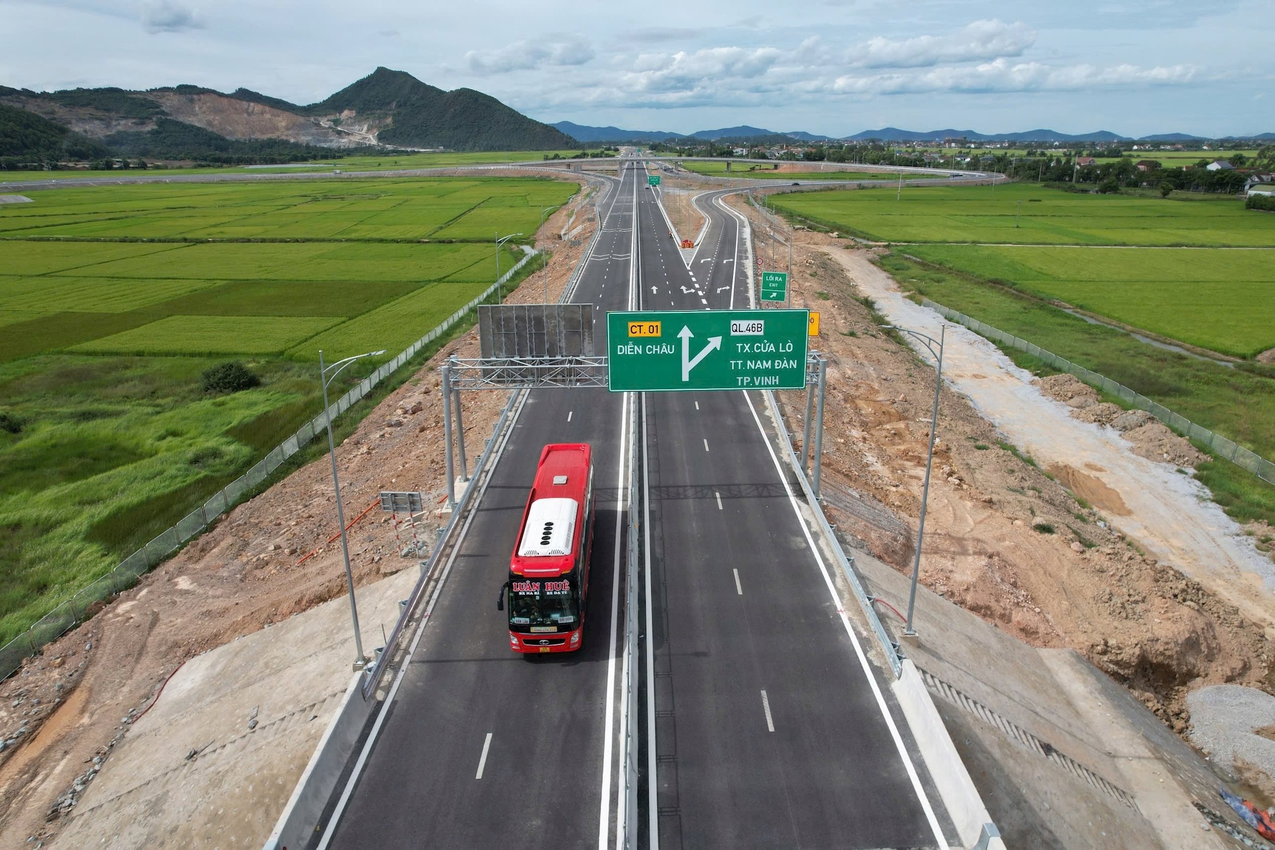 Cao tốc Diễn Châu - Bãi Vọt có chiều dài 49,3km, hiện đã được đưa vào sử dụng. Ảnh: Trân Châu 