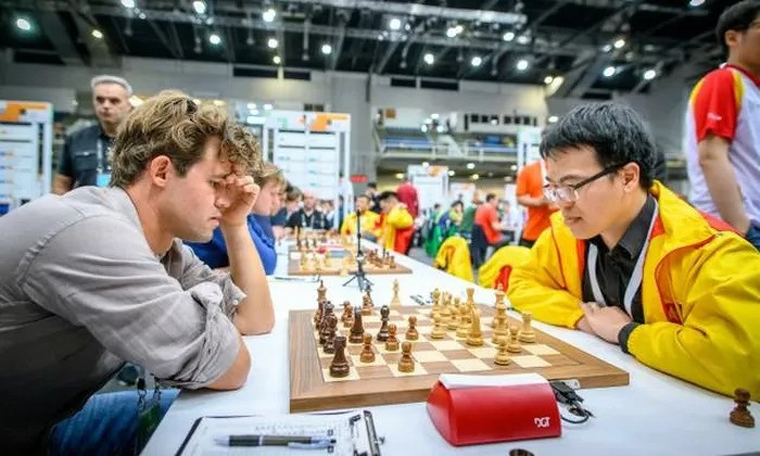 Lê Quang Liêm đối đầu Magnus Carlsen (Ảnh FIDE)