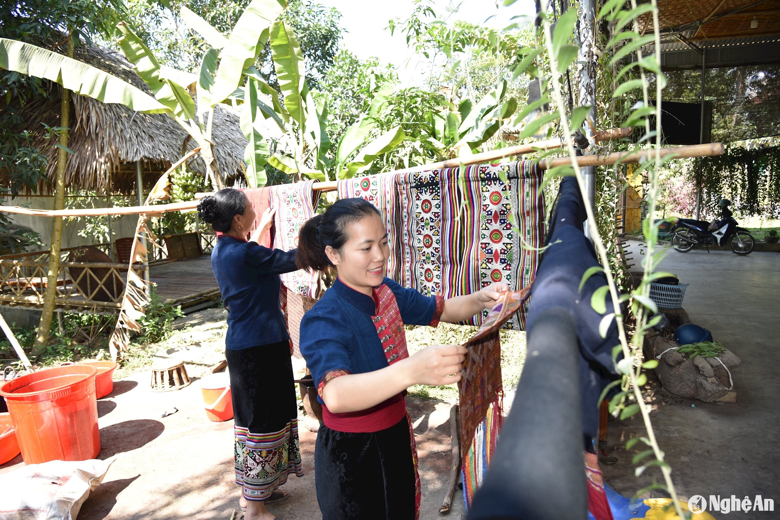 người dân Hoa Tiến nhuộm vài dệt thổ cẩm