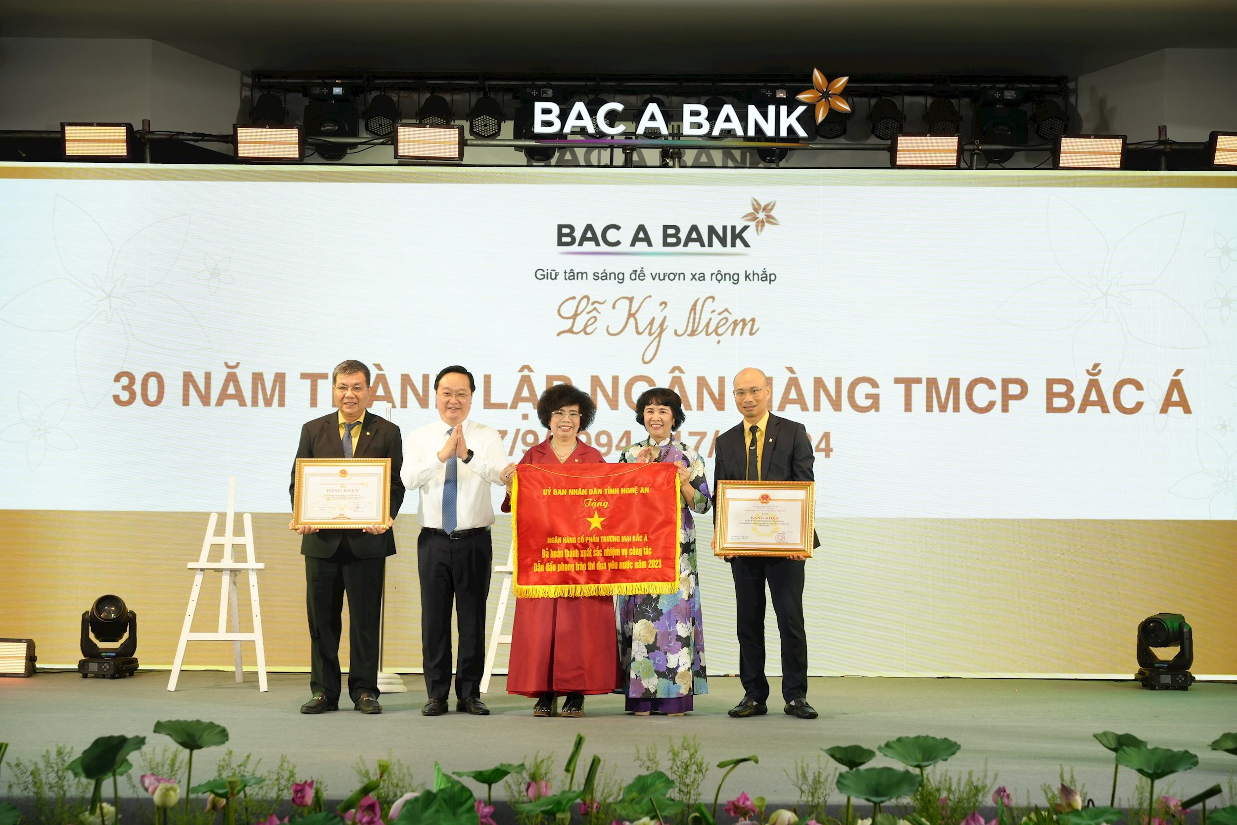 Đại diện Ban Lãnh đạo BAC A BANK nhận Cờ thi đua và Bằng khen của UBND tỉnh Nghệ An, Bằng khen của Thống đốc NHNN trong Lễ Kỷ niệm 30 năm thành lập