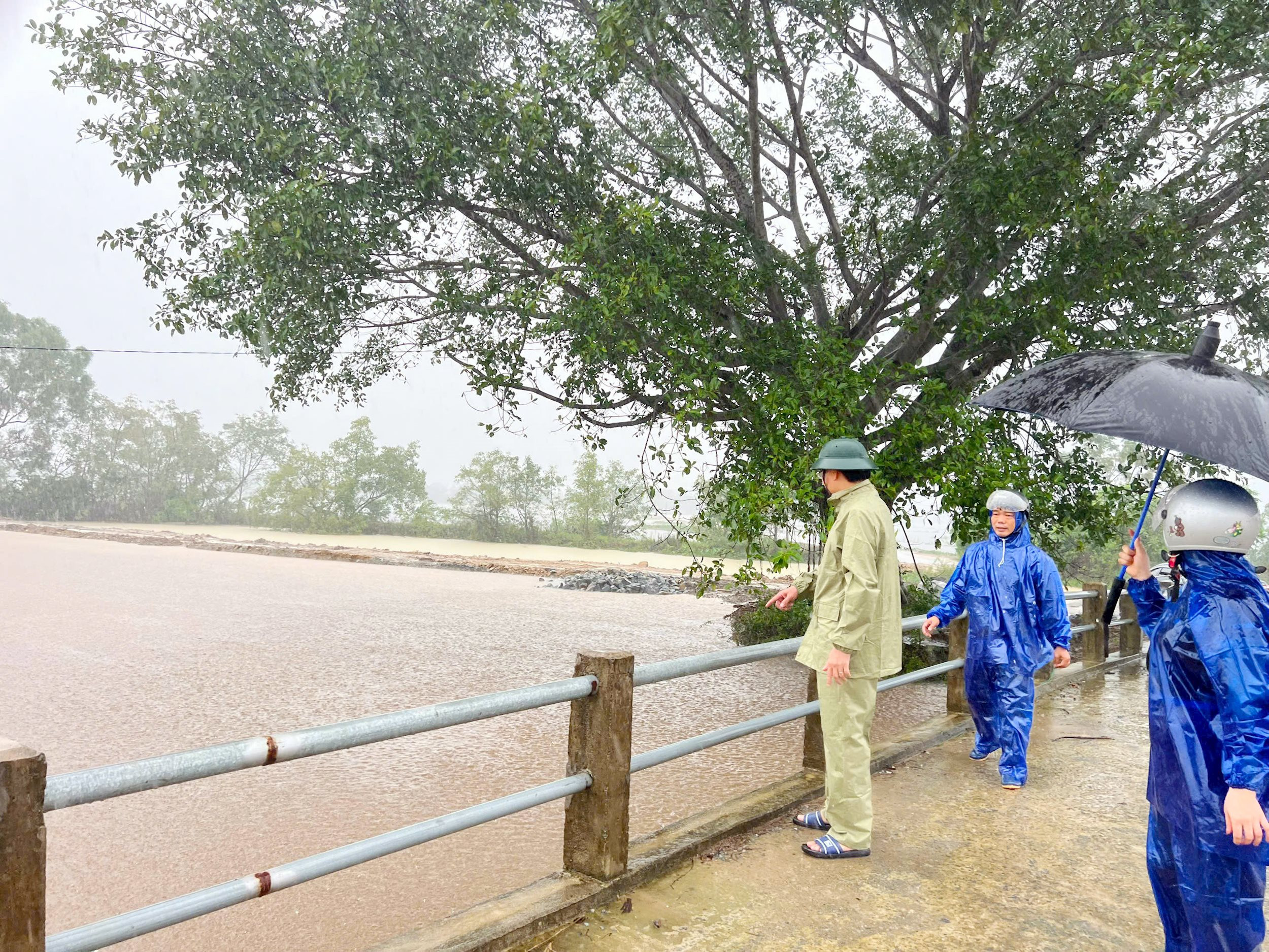  Lãnh đạo huyện Hưng Nguyên kiểm tra, chỉ đạo phương á ứng phó. Ảnh- Hoàng Ân