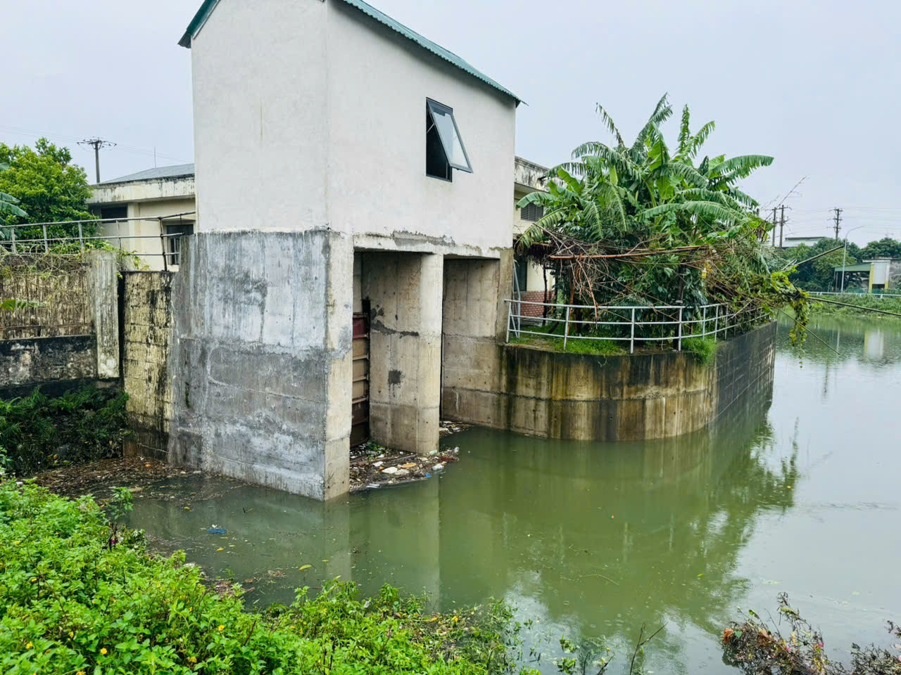  Mực nước phía ngoài đê sông Lam