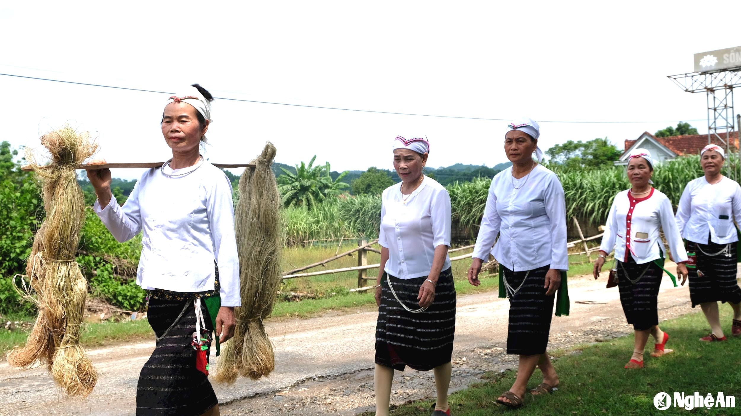 Những sợi gai đã tước, phơi khô được chị em ở Tổ hợp tác làm võng gai Giai Xuân sử dụng đan võng. Ảnh: Mỹ Hà