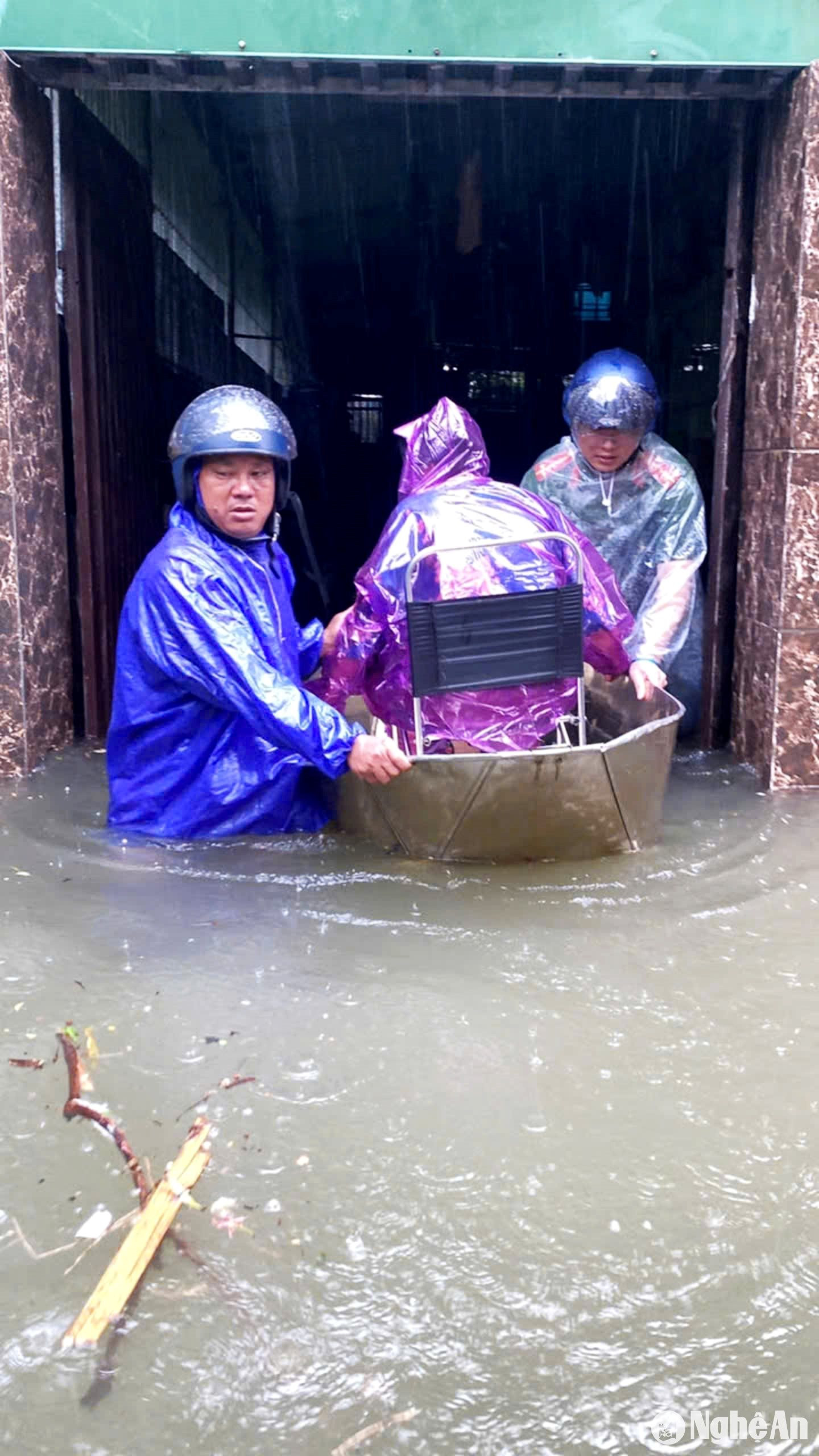 Cán bộ phường Bến Thủy cùng Ban cán sự khối 13 hỗ trợ di dời một số hộ bị ngập sâu. Ảnh Nguyễn Huân