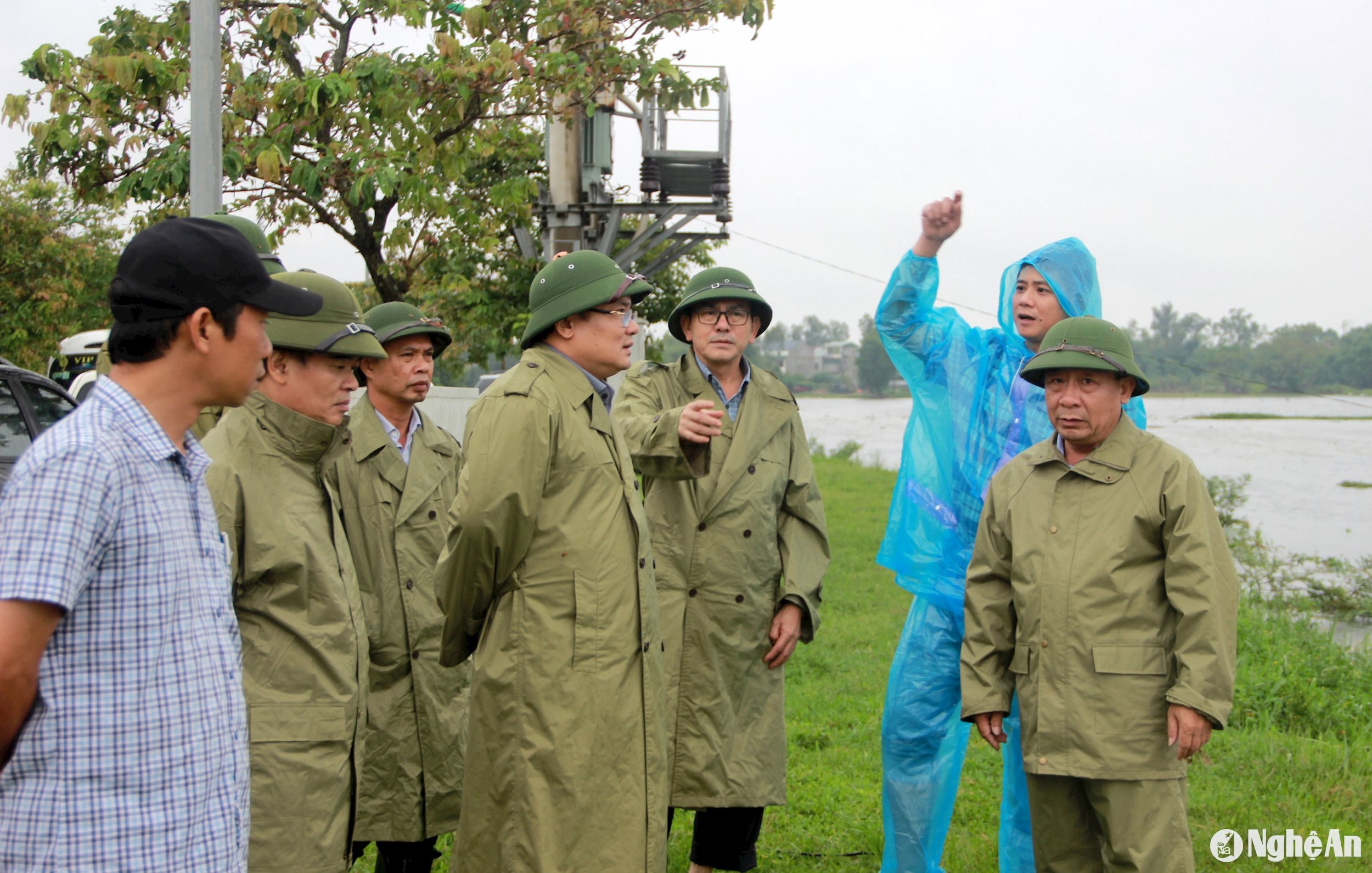 Đoàn công tác kiểm tra hồ điều hòa TP Vinh ảnh Quang An