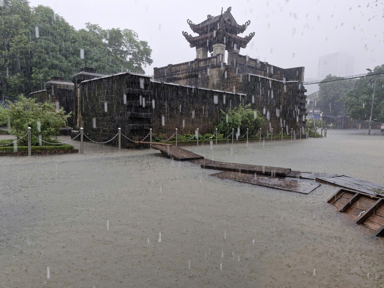 Hào thành Vinh ngập sâu.