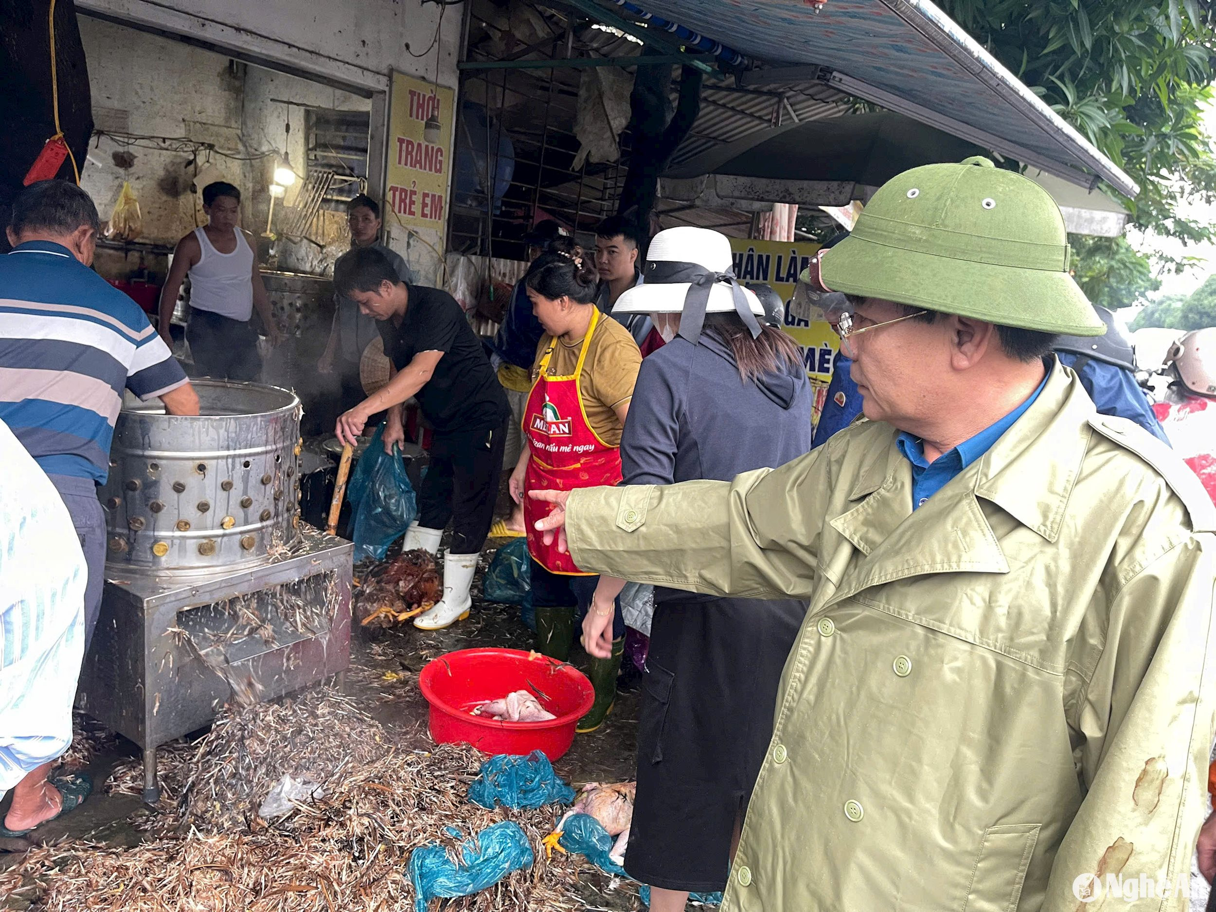  Ông Chu Mai - Chủ tịch UBND xã Nghi Ân bám sát hiện trường, cập nhật tình hình và tích cực kêu gọi người dân giải cứu gà cho hộ bị thiệt hại. Ảnh: T.P