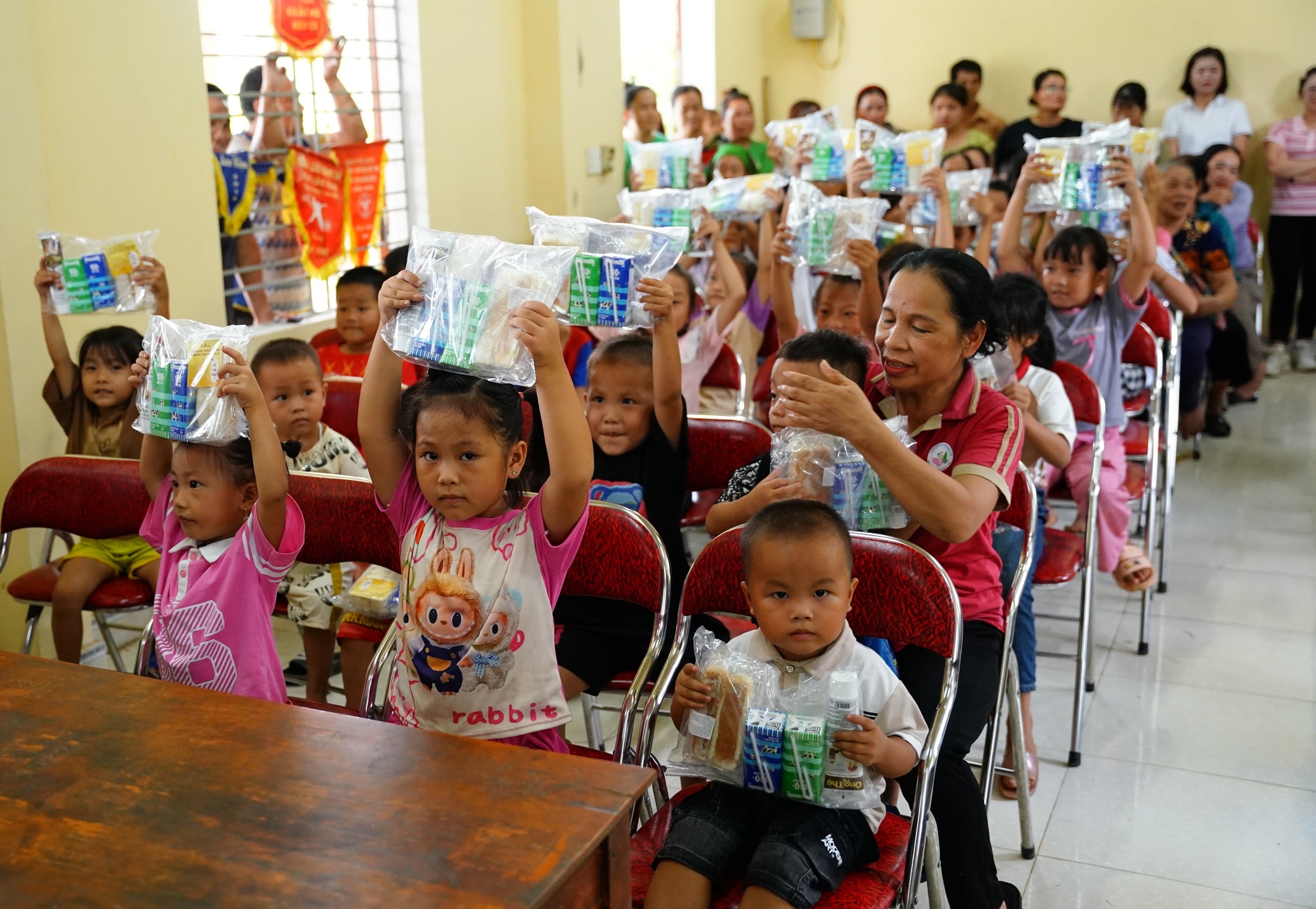 Trẻ nhỏ tại xóm Trung Sơn, xã Quang Sơn, huyện Đồng Hỷ (tỉnh Thái Nguyên) có một trung vui tươi hơn với các phần quà của Vinamilk