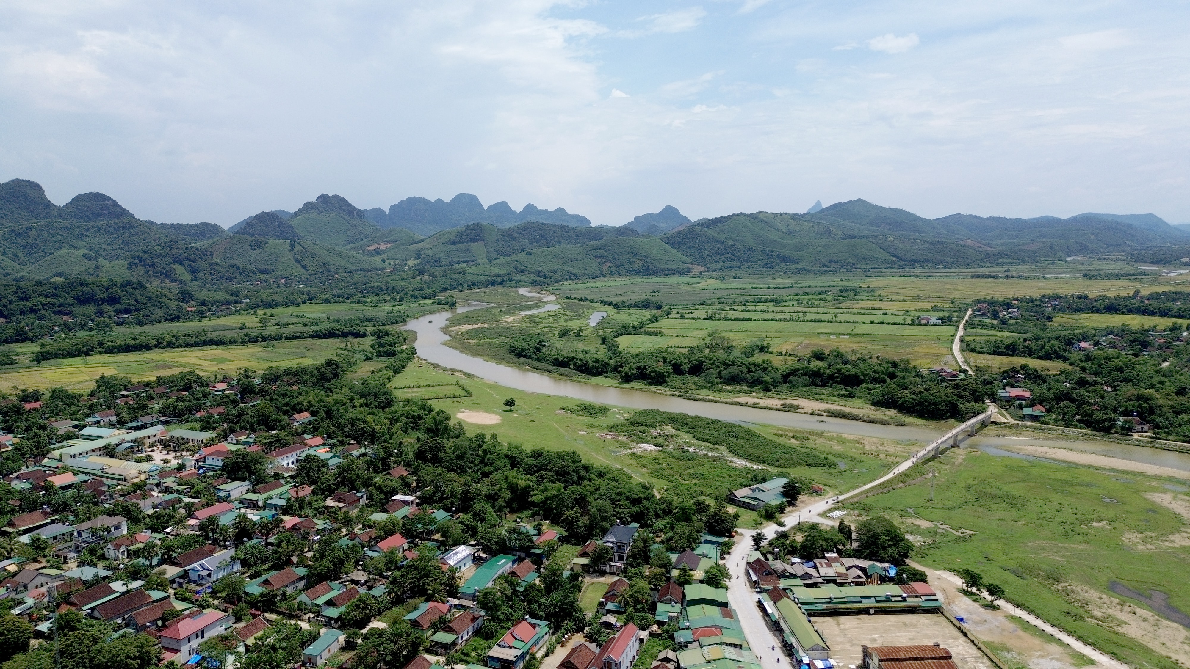 Thung lũng Mường Quạ nằm bên bờ sông Giăng. Ảnh: Tiến Đông 