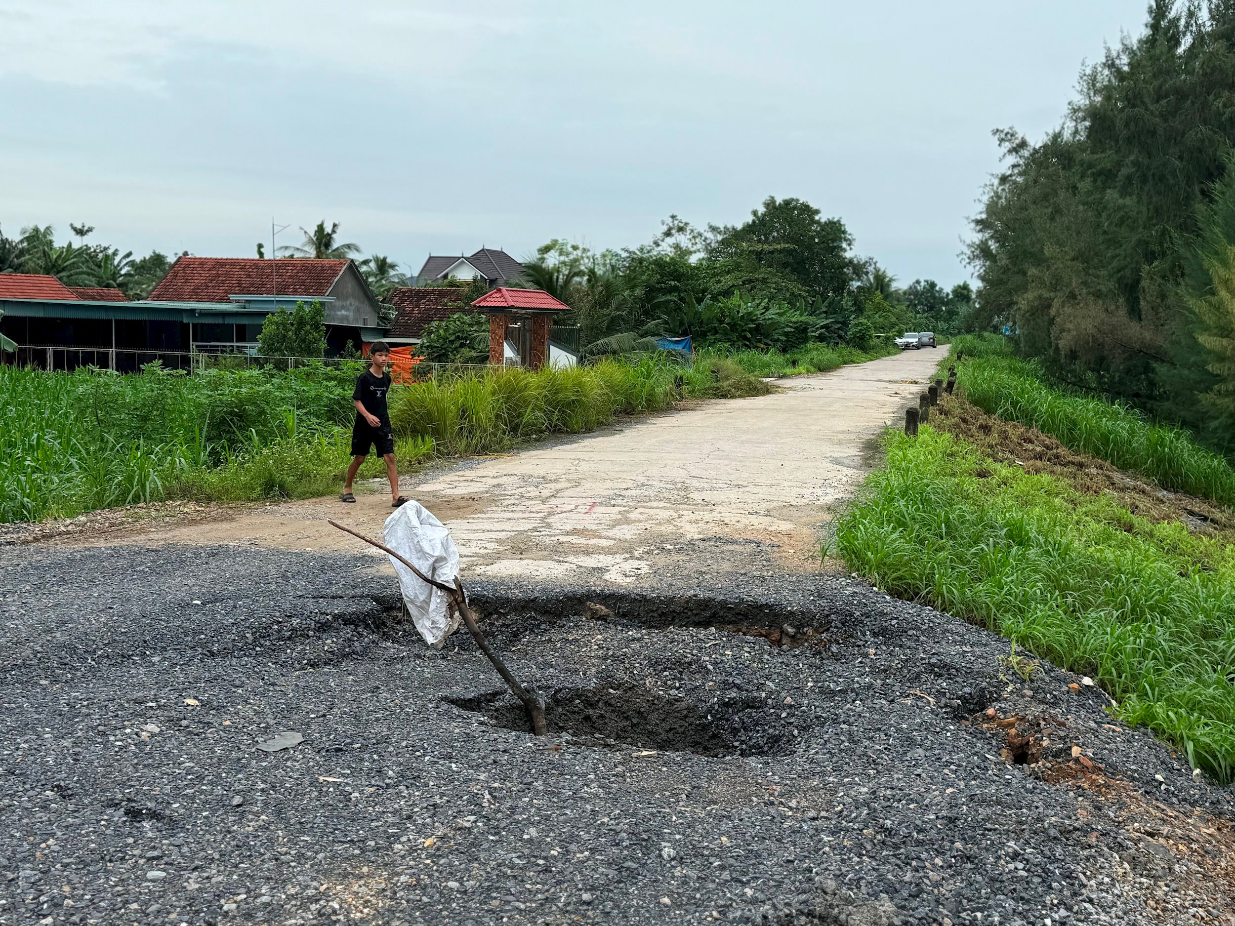 Vết sạt lở đê biển cách khu dân cư thôn Hùng Phong, xã Diễn Hùng không xa. Ảnh Nguyễn Hải