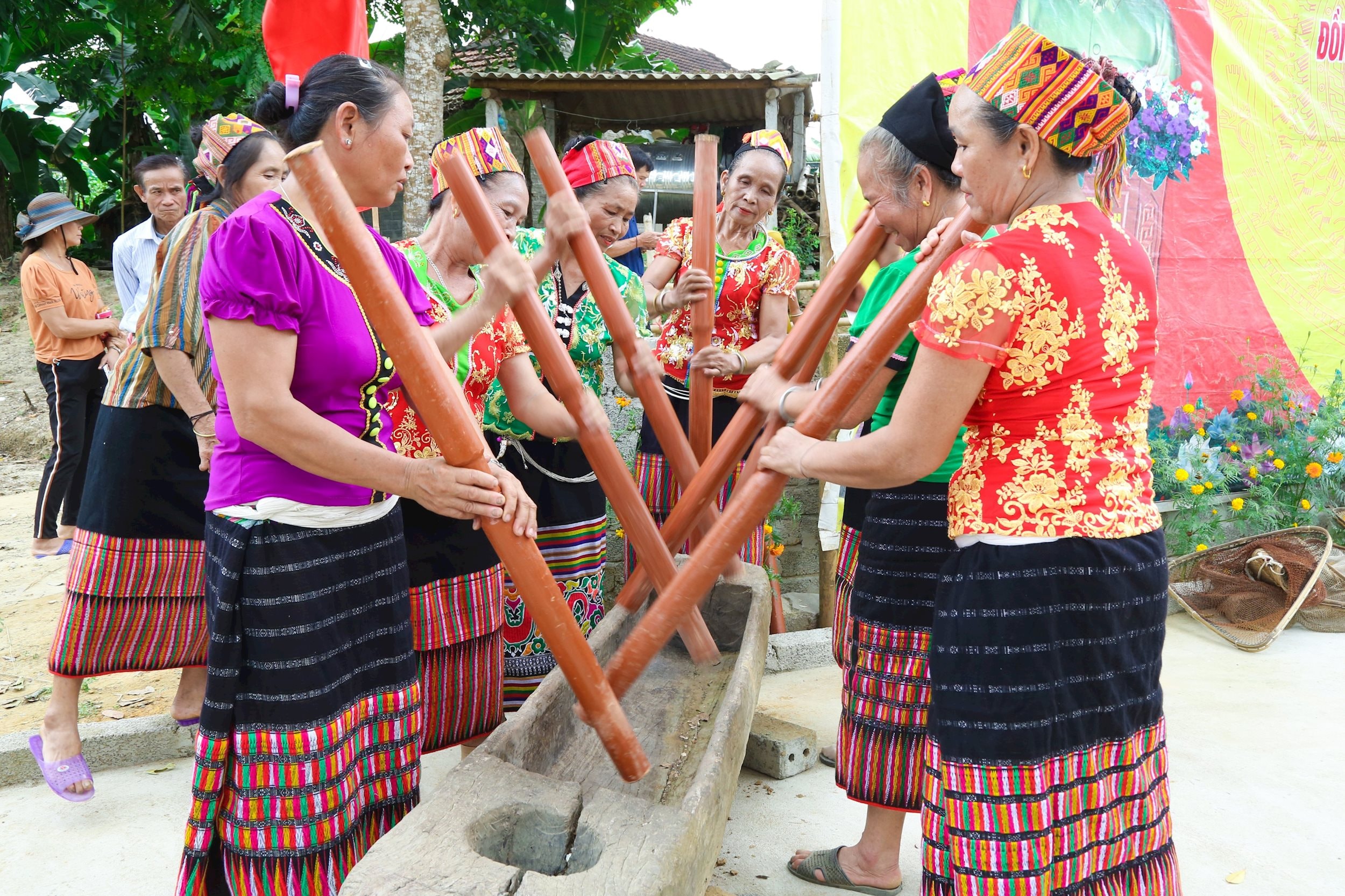 Bà con dân tộc Thái xã Thành Sơn (Anh Sơn) vui hội khắc luống. Ảnh: Đình Tuyên