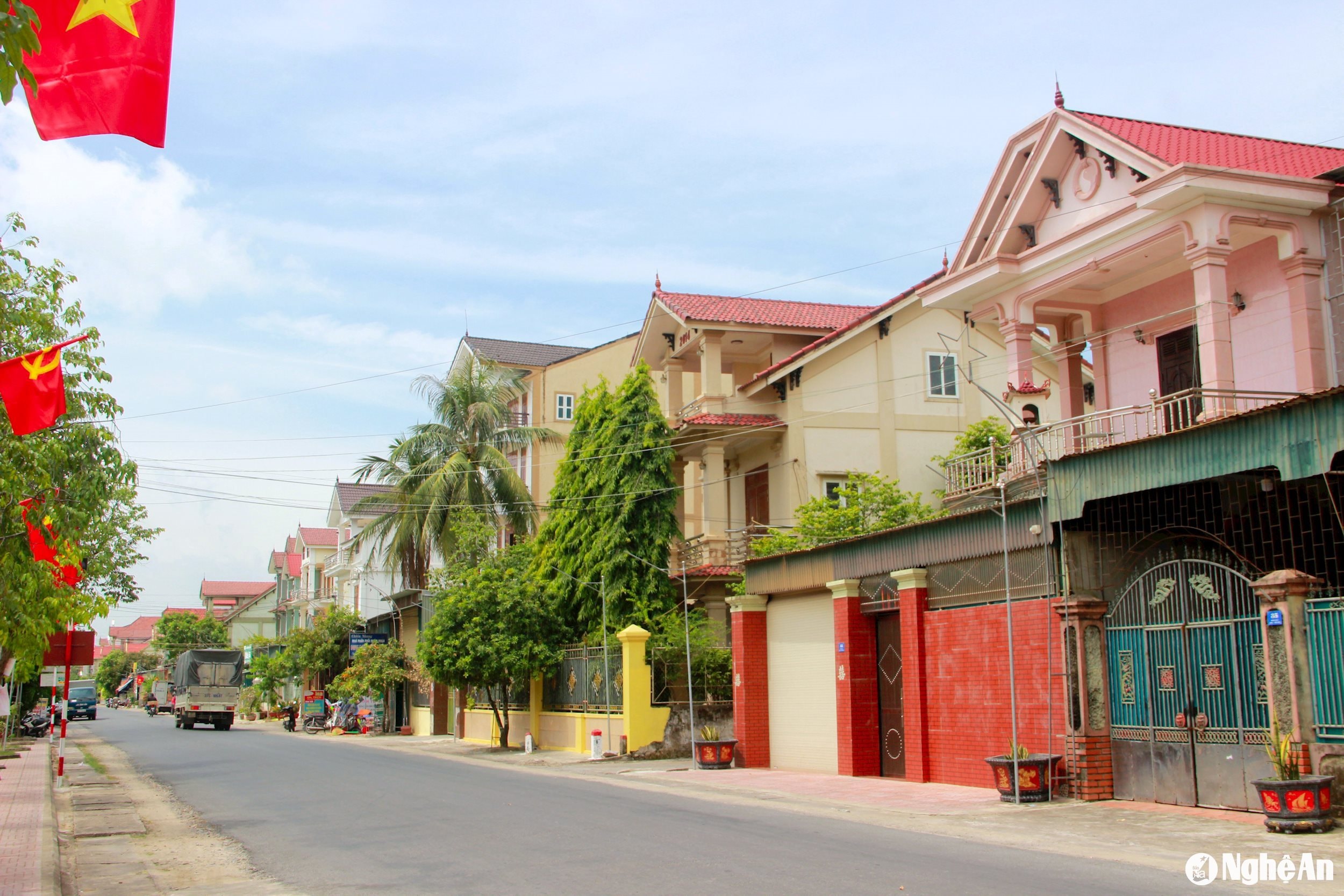 những dãy nhà cao tầng mọc lên san sát nhau tại huyện Diễn Châu ảnh Quang An