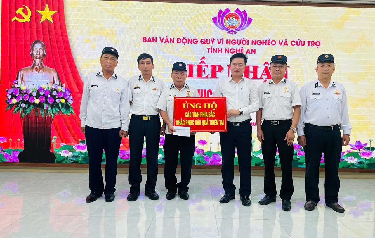 Các cơ quan, đơn vị và các tổ chức, cá nhân trên địa bàn tỉnh Nghệ An kịp thời ủng hộ đồng bào bị lũ lụt ở các tỉnh phía Bắc. Ảnh: PV