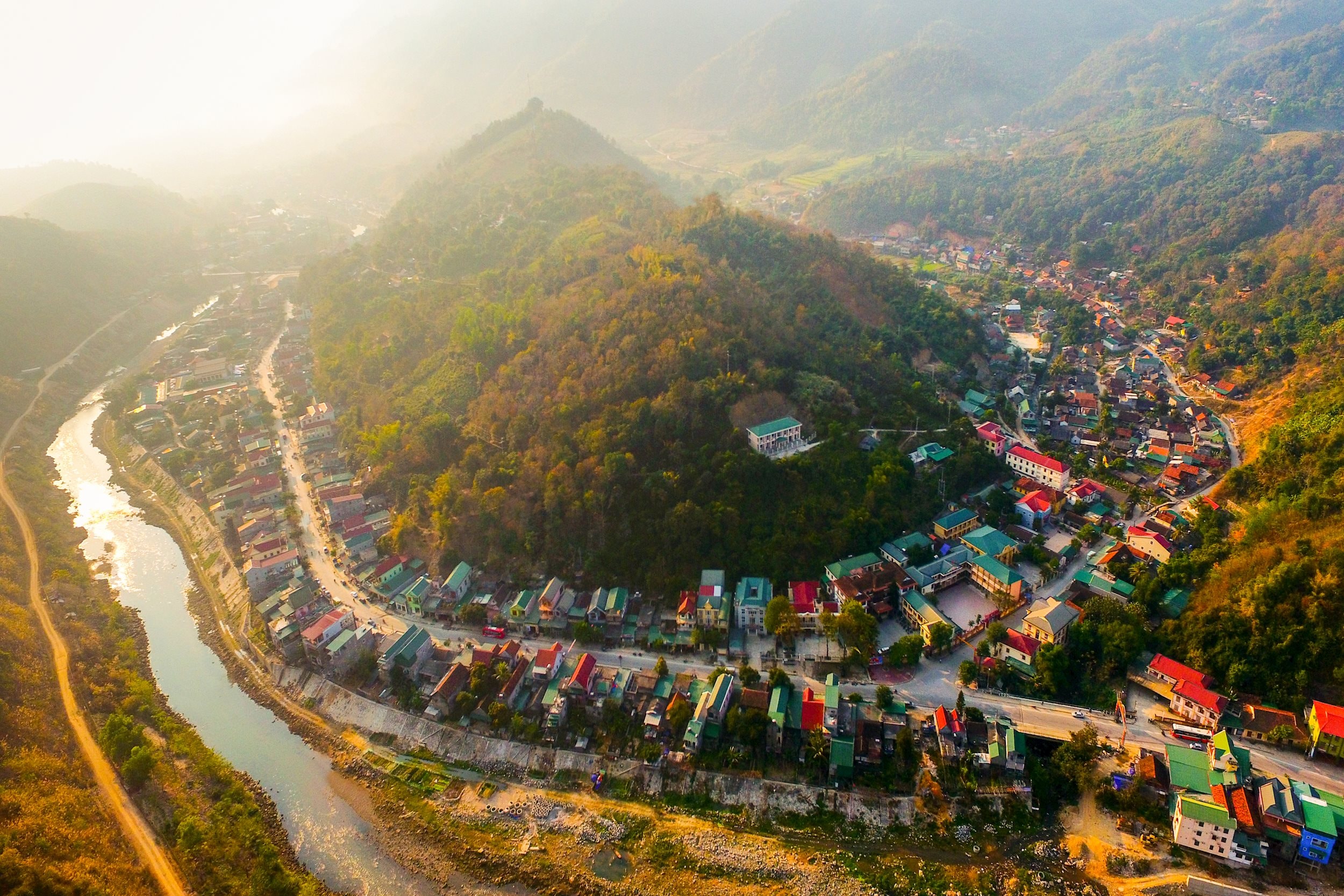 Thị trấn Mường Xén (Kỳ Sơn) ngày càng khởi sắc. Ảnh: Sách Nguyễn