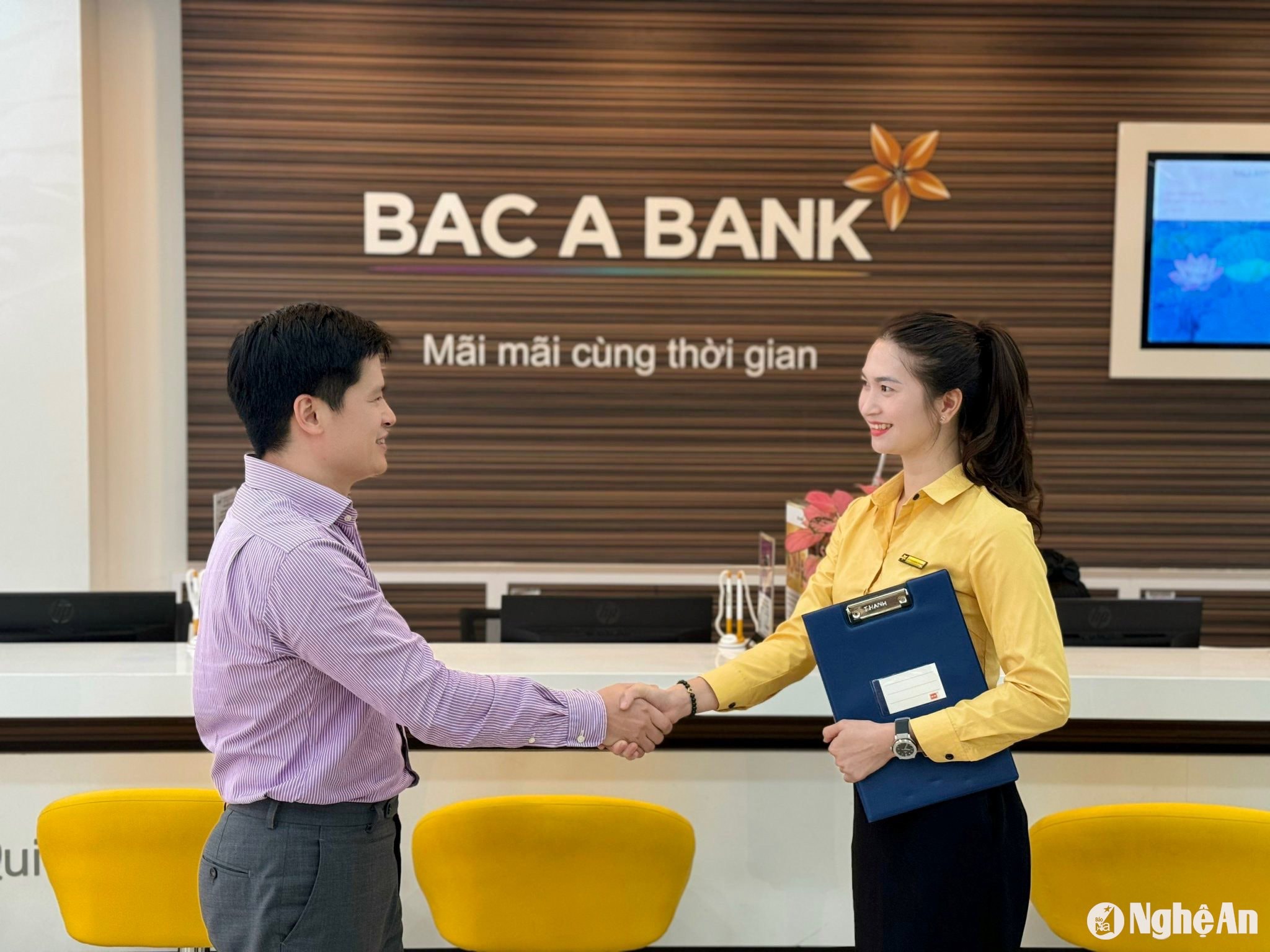  Cán bộ công nhân viên BAC A BANK tại quầy giao địch của Ngân hàng. Ảnh- BAB