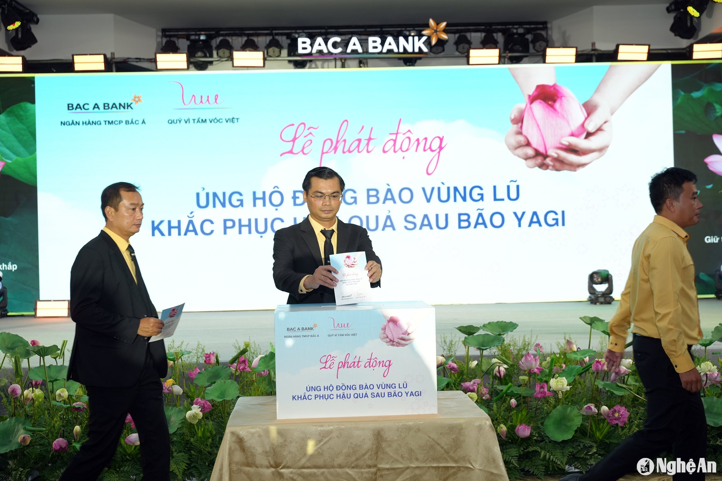  Cán bộ nhân viên BAC A BANK chung tay ủng hộ bà con vùng bão lũ khắc phục khó khăn, ổn định lại cuộc sống sau bão lu. Ảnh- BAB