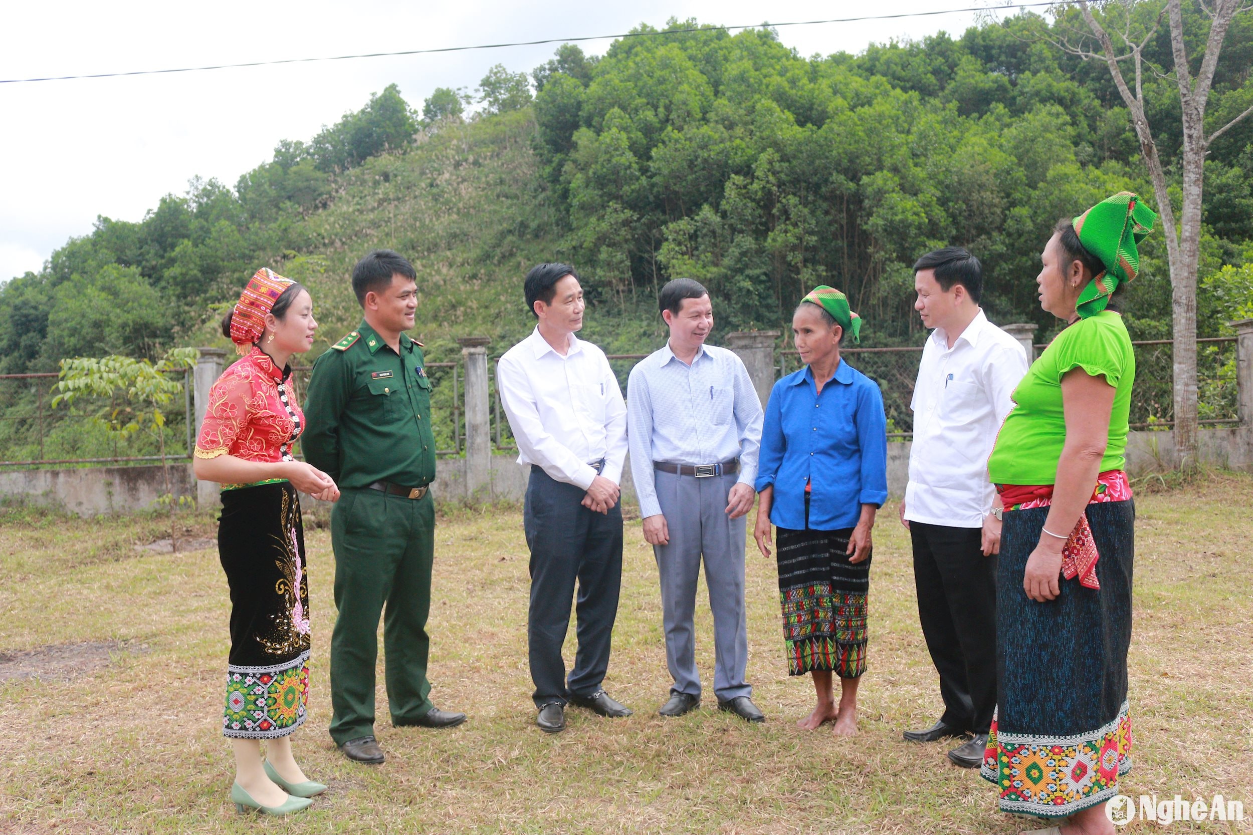 Các đồng chí lãnh đạo Huyện ủy Quế Phong trao đổi với người dân xã Nậm Giải. Ảnh: Đặng Cường