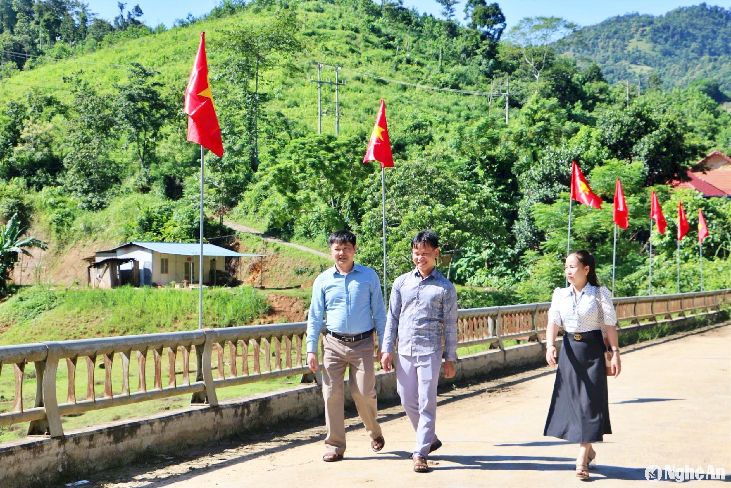 Lãnh đạo Đảng uỷ xã Nậm Giải thăm, nắm bắt tình hình lao động đi làm ăn xa tại bản Chà Lấu. Ảnh: Quỳnh An