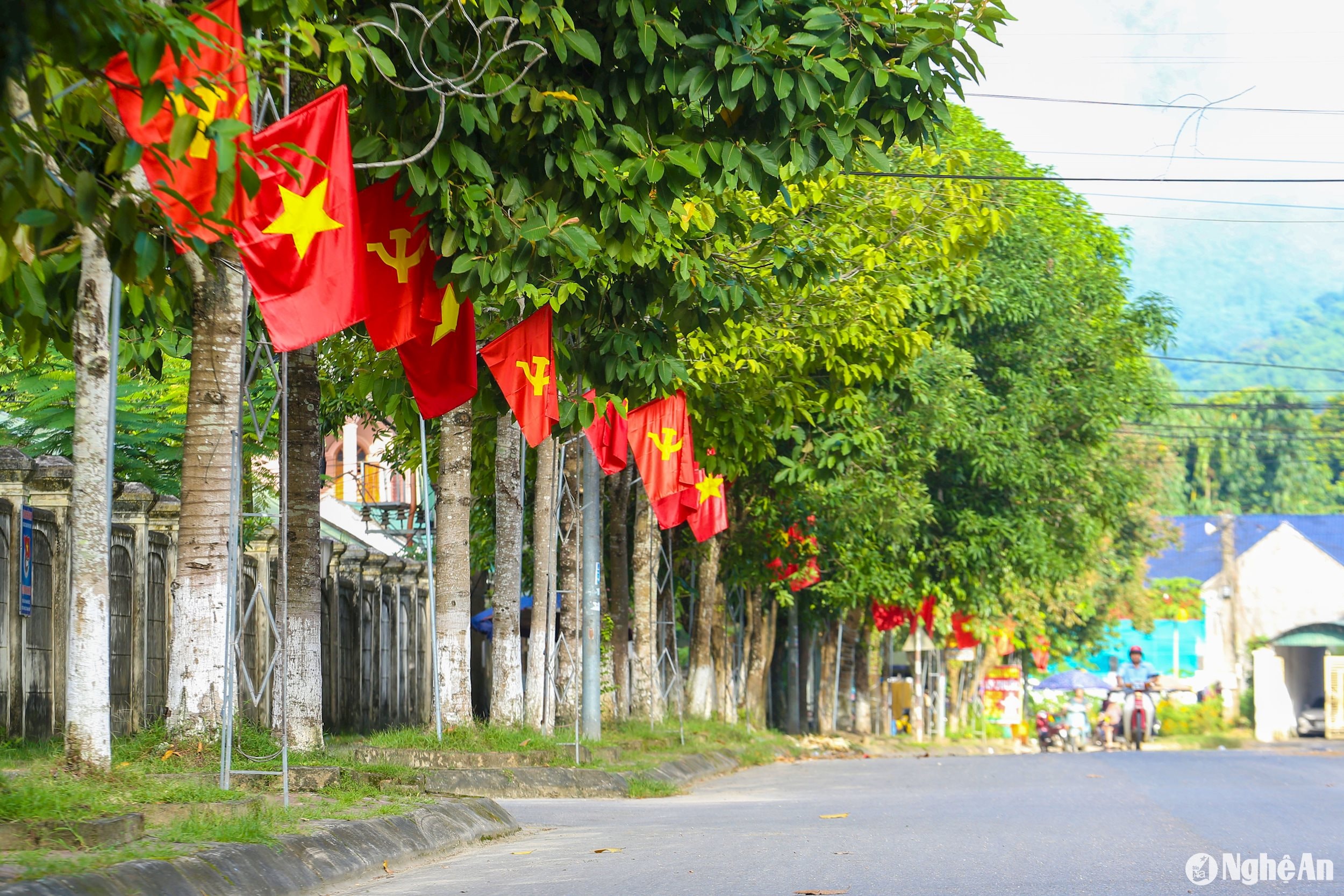 Một đoạn đường tại thị trấn Kim Sơn, huyện Quế Phong. Ảnh: Đặng Cường