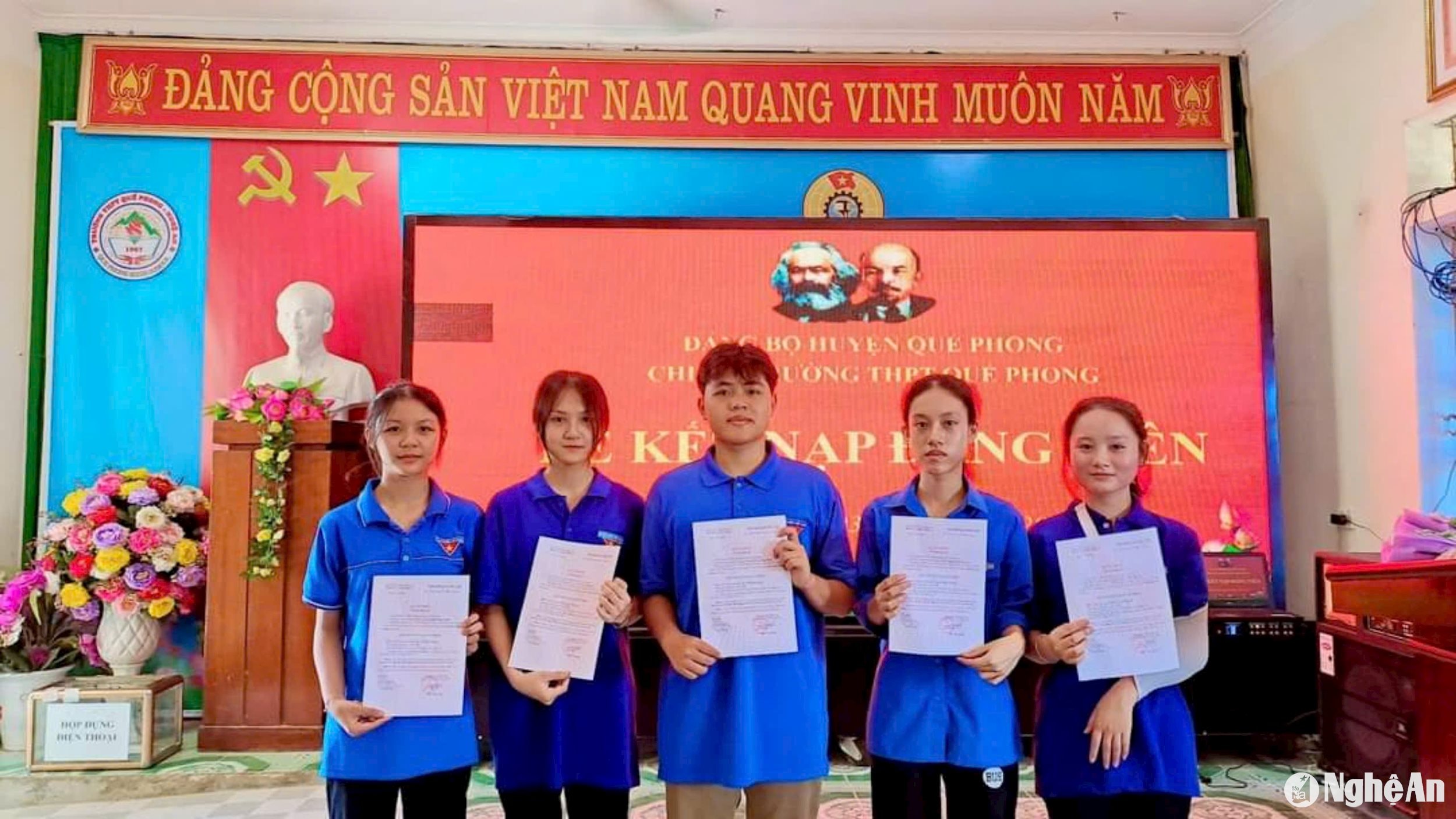 Niềm vui của học sinh Trường THPT Quế Phong khi nhận quyết định kết nạp Đảng. Ảnh: CSCC