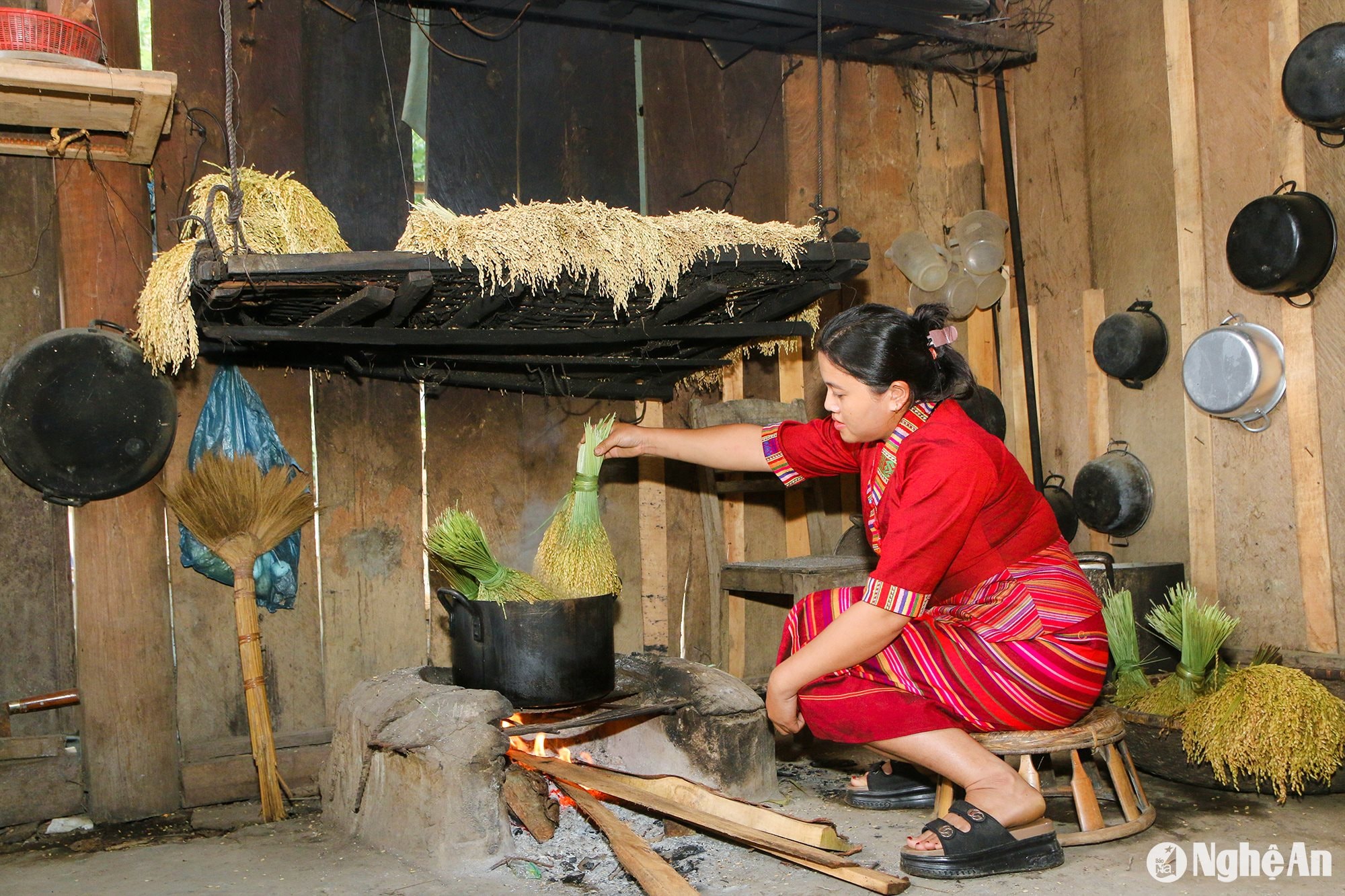 Để làm ra mẻ cốm thơm ngon, màu cốm xanh óng, người làm cốm phải trải qua rất nhiều công đoạn thủ công, mỗi một công đoạn cần sự cần mẫn, tỷ mỉ của người làm cốm.