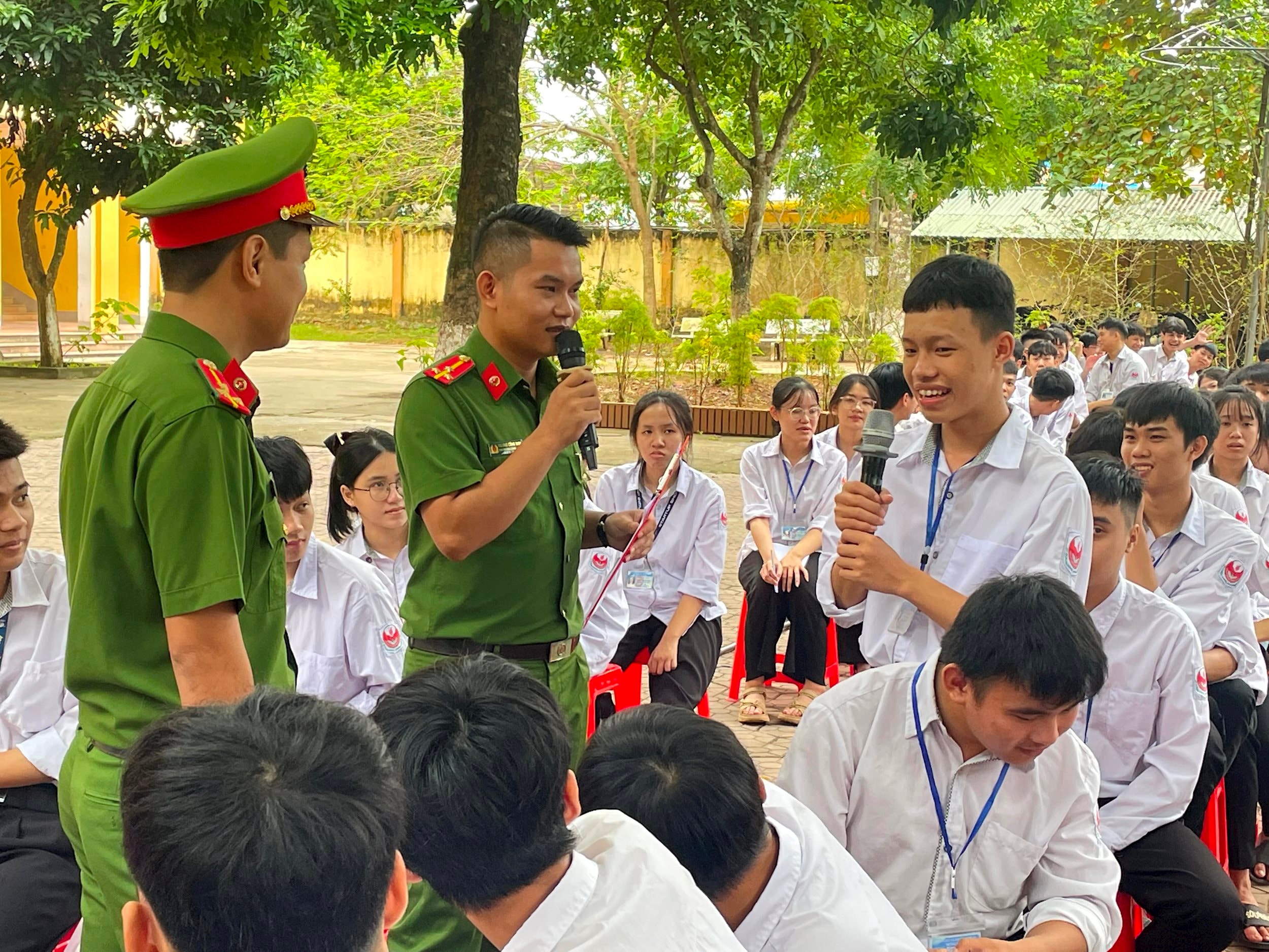 Các em tham giao lưu trả lời các câu hỏi