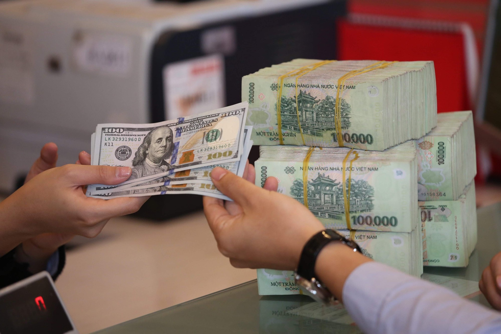 Tỷ giá USD hôm nay 1/10/2024: USD thế giới tăng, trong nước giảm