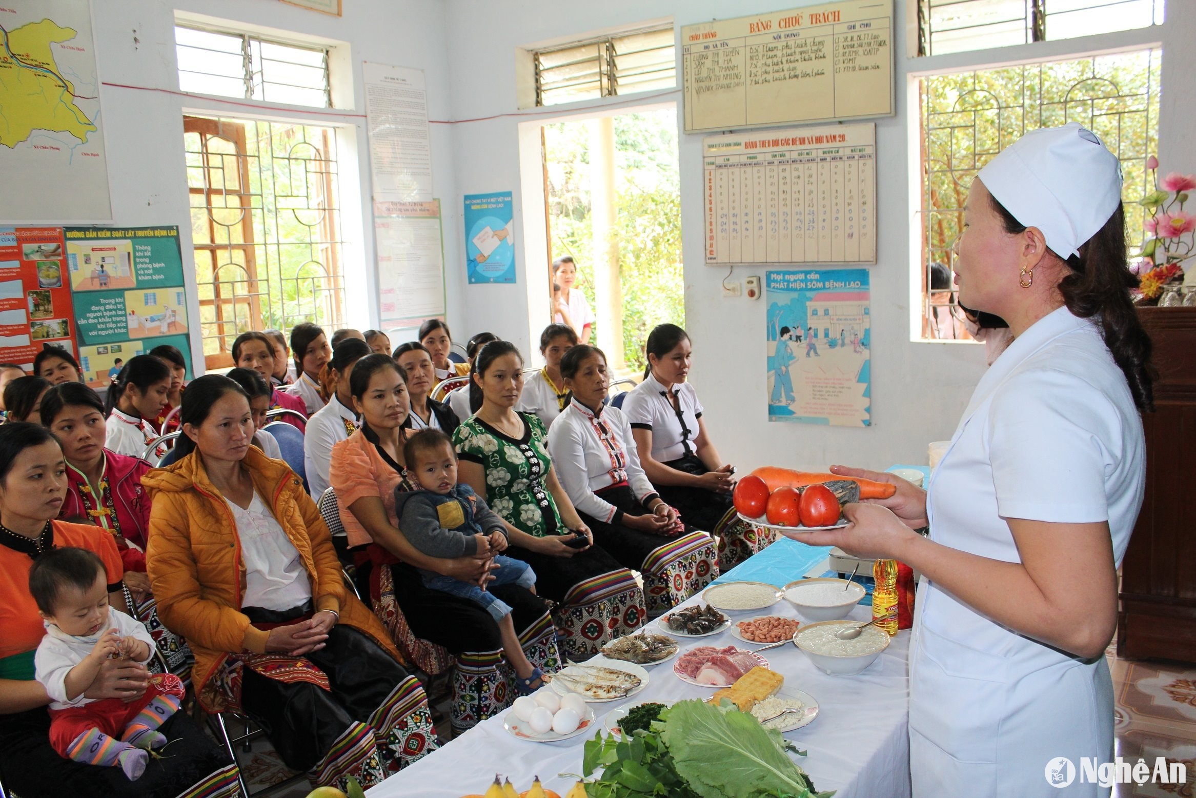 Tư vấn dinh dưỡng cho bà mẹ nuôi con nhỏ tại trạm Y tế xã - huyện Quỳ Châu. Ảnh Thành Chung