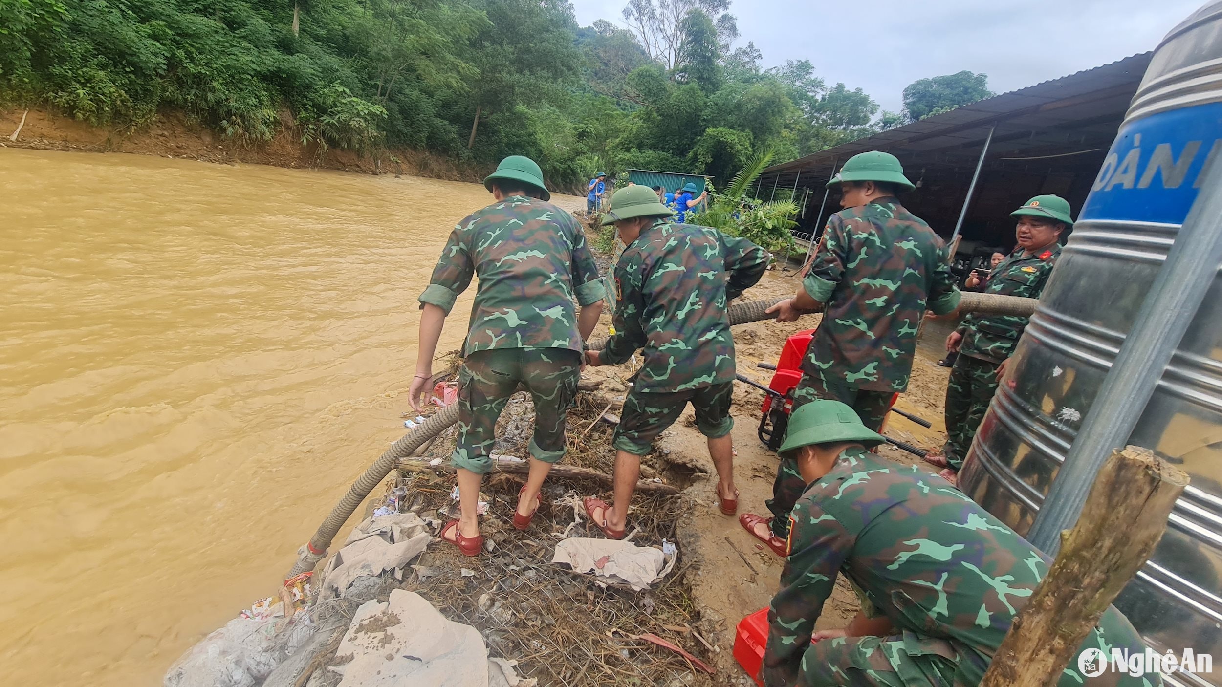 Dự kiến khoảng 2 tiếng đồng hồ sữ hoàn thành thau rửa bùn đất tại điểm trường tiểu học, lực lượng quân đội sẽ tiếp tục di chuyển máy bơm đến bản Đửa giúp các hộ dân thau rửa nhà cửa bị ngập. Ảnh: HT