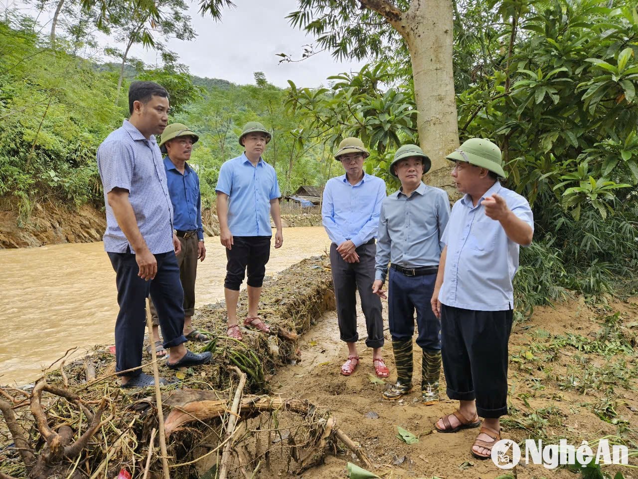 Phó Chủ tịch UBND tỉnh Nguyễn Văn Đệ kiểm tra công tác khắc phục hậu quả lũ quét ở Tương Dương 