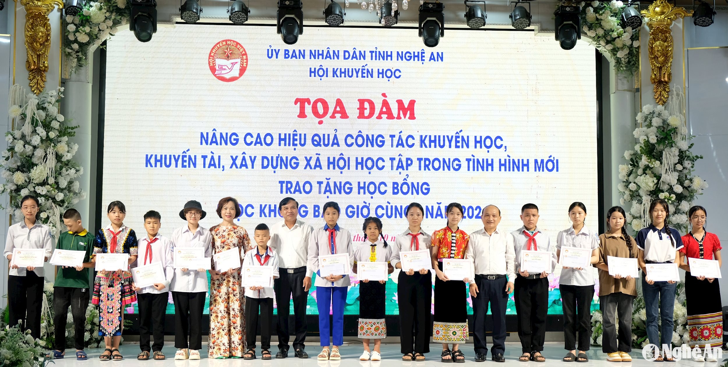 Đồng chí Nguyễn Như Khôi và đồng chí Nguyễn Thanh Hiền trao học bổng cho các em học sinh. Ảnh - Mỹ Hà