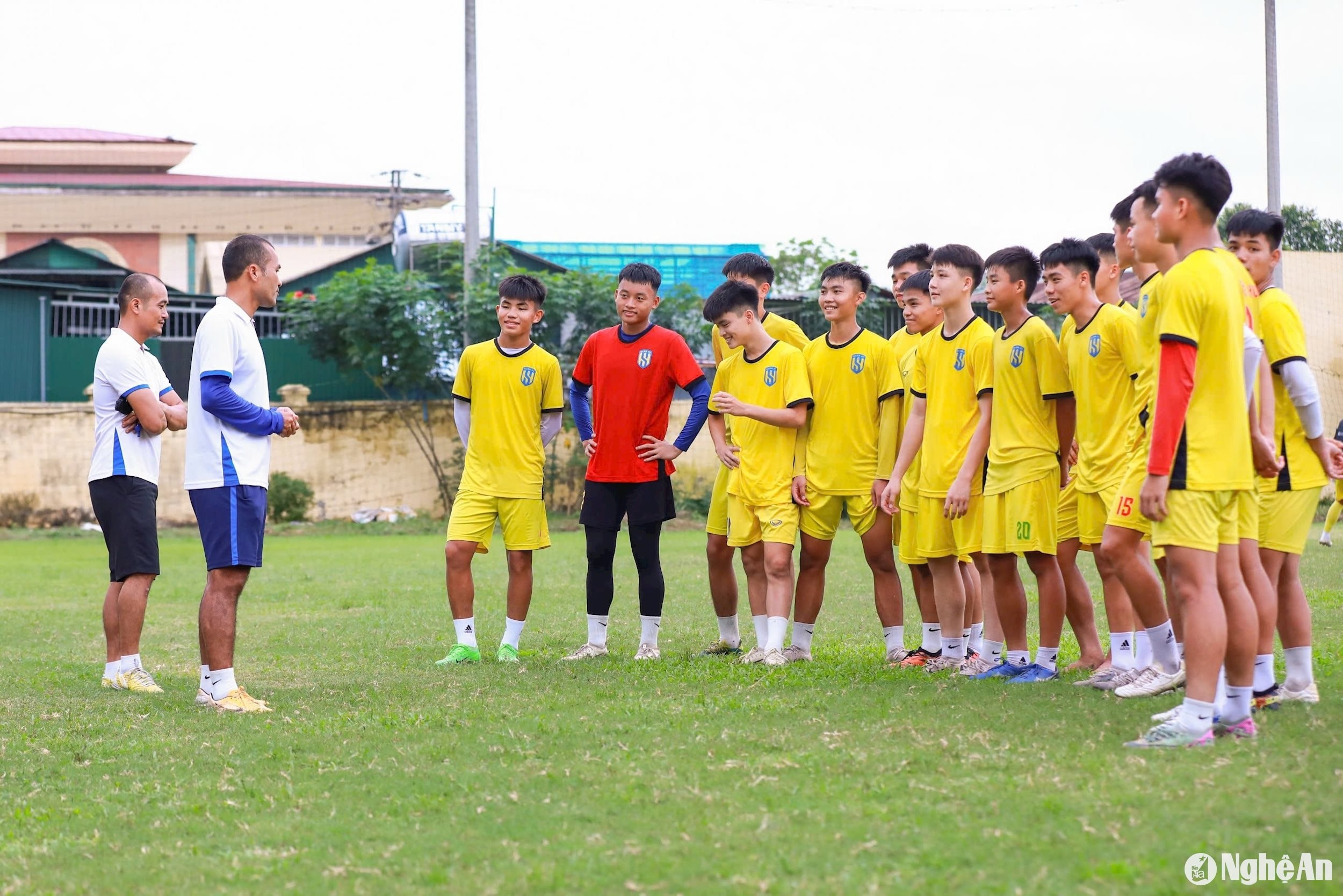 Huấn luyện viên Phạm Hải Nam được lãnh đạo tín nhiệm giao nhiệm vụ làm huấn luyện viên trưởng đội U16 Sông Lam Nghệ An. Ảnh: Đức Anh