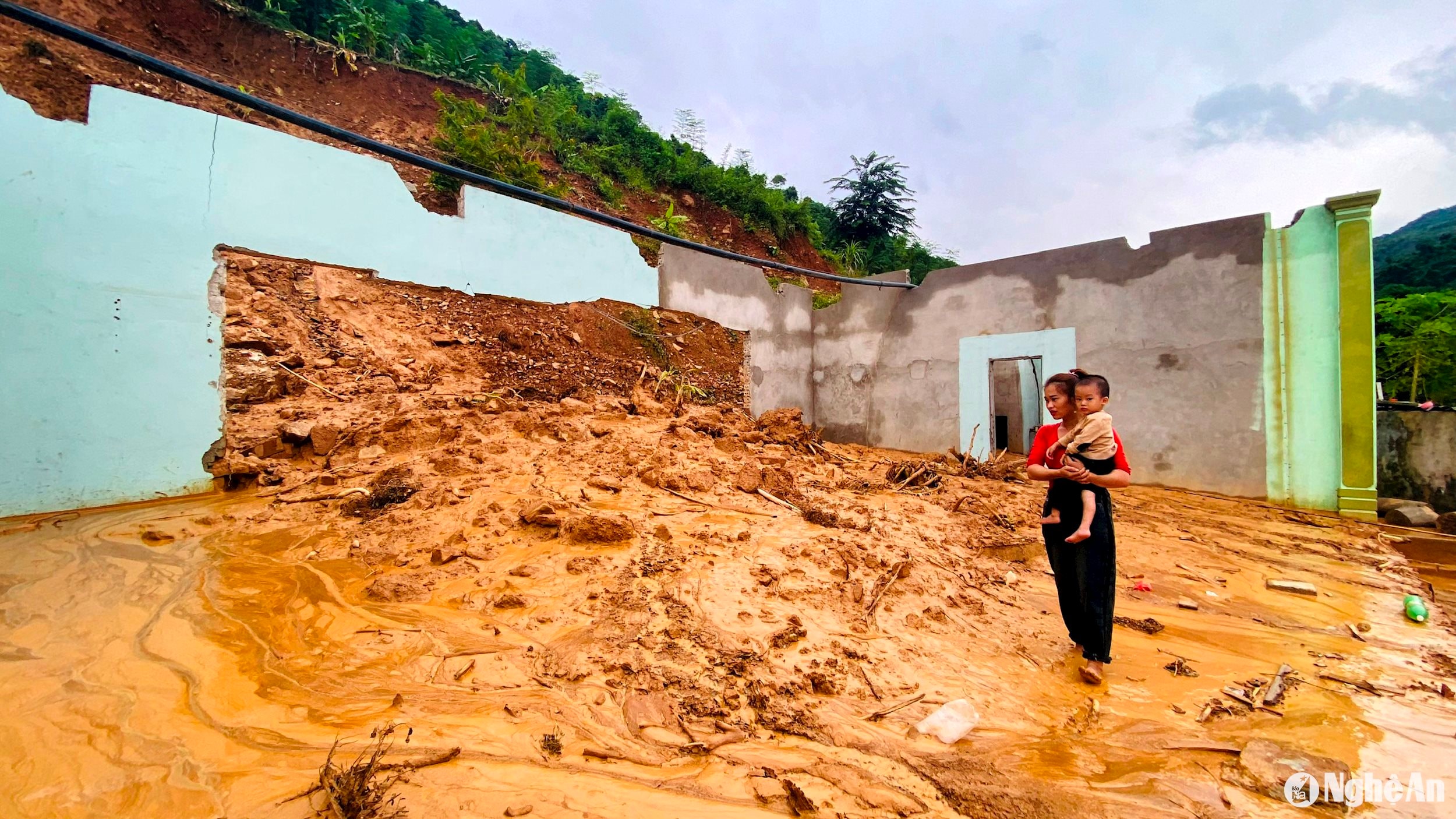 Ngôi nhà của gia đình chị Vi Thị Môn ở bản Xiêng Thù, xã Chiêu Lưu bị đất đá sạt lở vùi lấp. Ảnh: Quang An