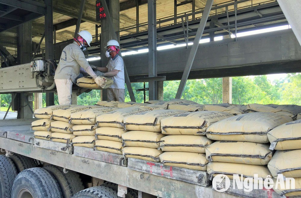 Sản xuất xi măng ở Nghệ An cũng đối mặt với khó khăn thách thức. Ảnh: Văn Trường