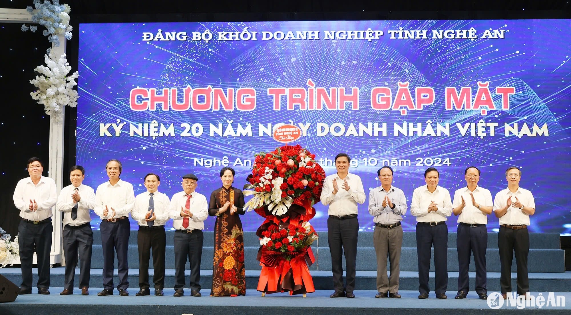 Lãnh đạo Tỉnh ủy, HĐND, UBND, Ủy ban MTTQ tỉnh tặng hoa chúc mừng đội ngũ doanh nhân, doanh nghiệp. Ảnh: Thu Huyền