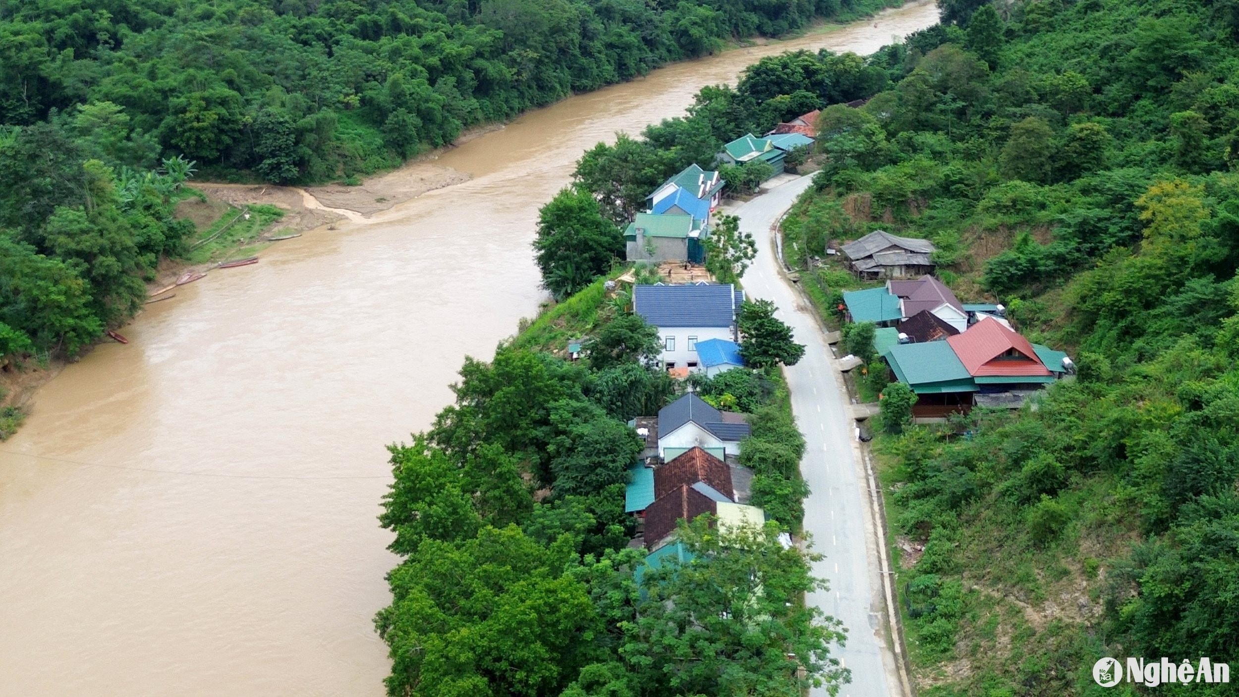 Nhiều hộ dân sinh sống trên Quốc lộ 7, một bên là sông Nâm Nơn nguy cơ sạt lở cao. Ảnh: Xuân Hoàng