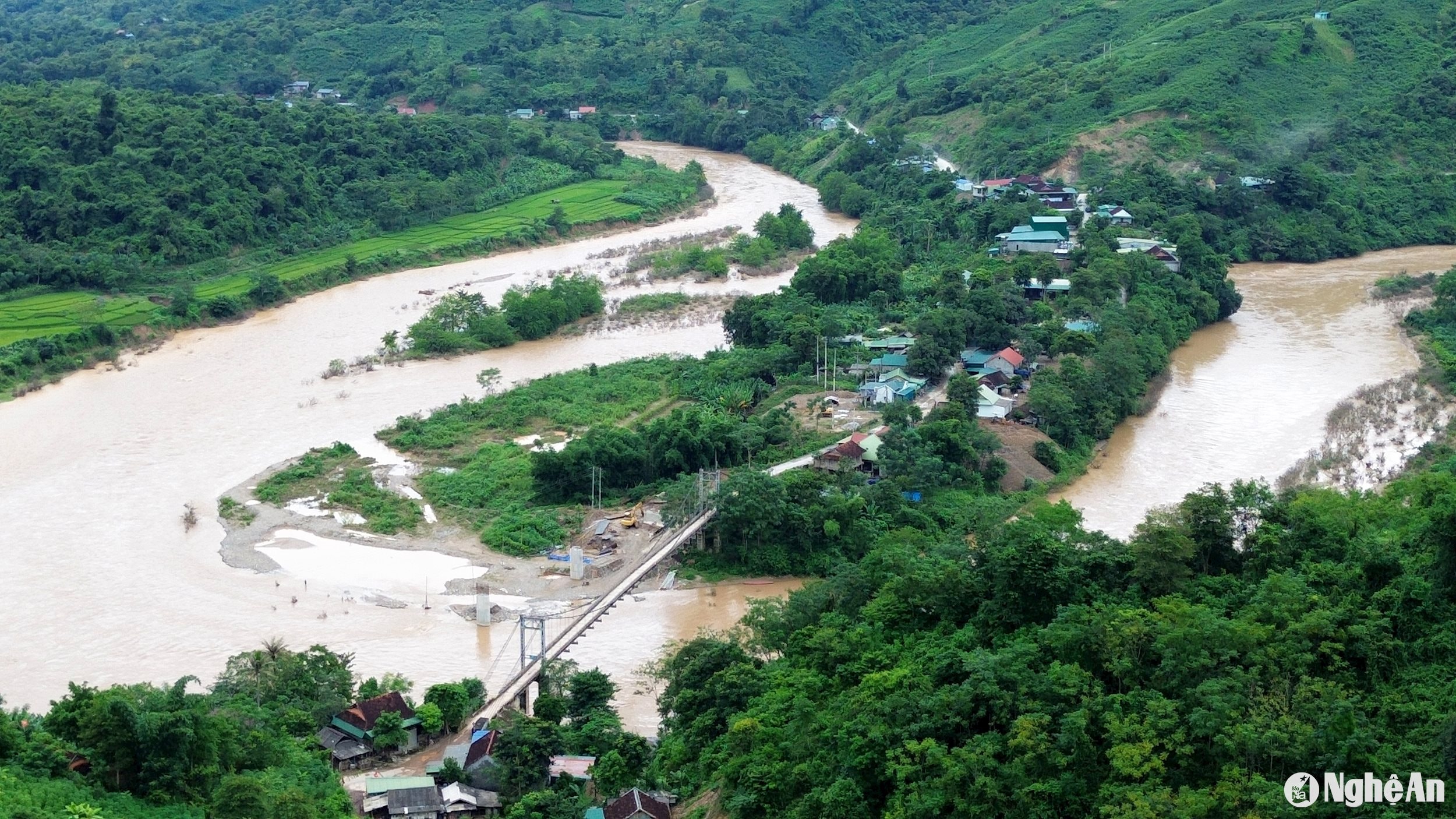 Vào mùa mưa lũ, nước các sông suối dâng cao dễ gây ngập nhà và sạt lở đất trên địa bàn Kỳ Sơn. Ảnh: Xuân Hoàng