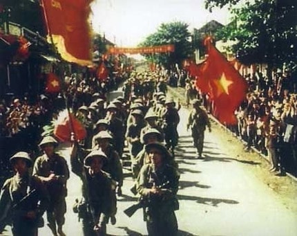 Đồng bào Hà Nội đón bộ đội vào tiếp quản Thủ đô ngày 10-10-1954. Ảnh tư liệu.