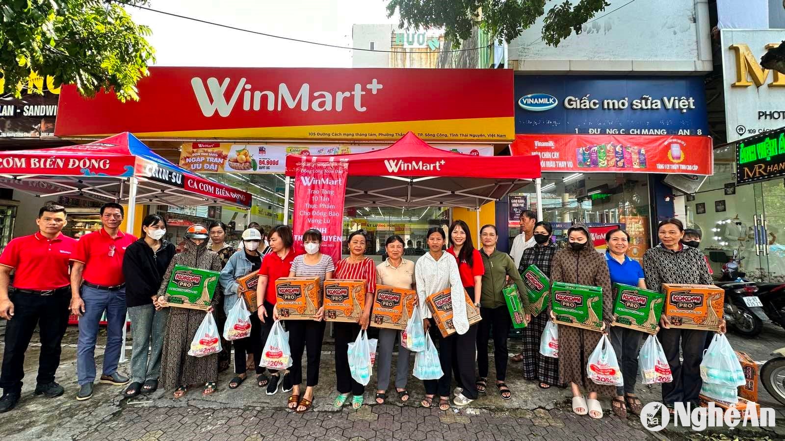  Đại diện WinMart trao quà tặng tại cho người dân bị ảnh hưởng bởi bão lũ tại tỉnh Thái Nguyên - Ảnh 2