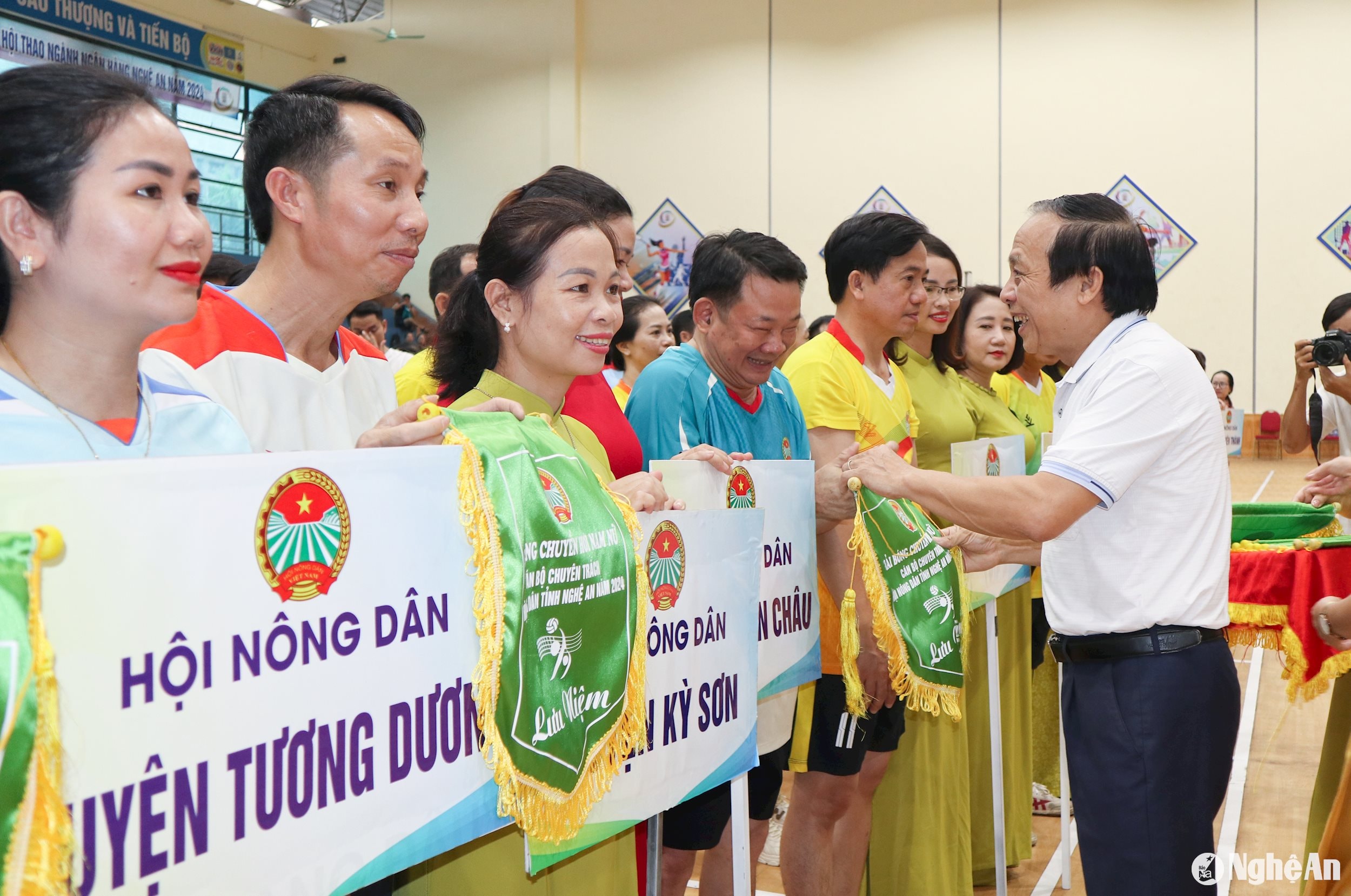 Đồng chí Nguyễn Quang Tùng, Chủ tịch Hội Nông dân tỉnh trao cờ lưu niệm cho các đội tham gia giải. Ảnh: T.P