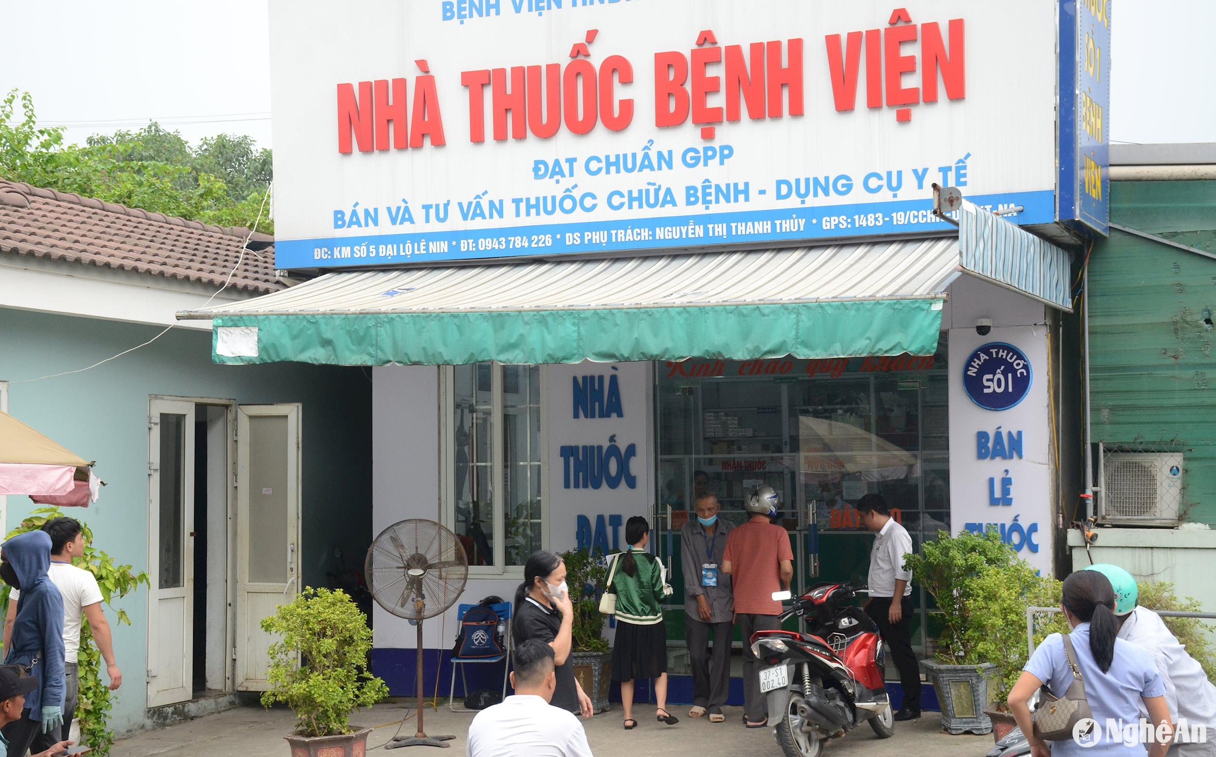 Nhiều bệnh nhân bảo hiểm y tế phải mua thuốc, vật tư tại quầy thuốc bệnh viện, nhà thuốc tư nhân. Ảnh Thành Chung