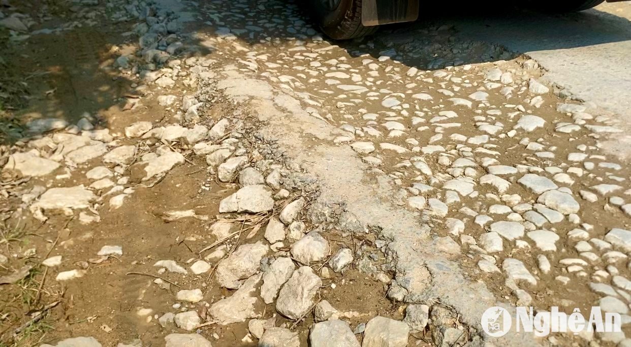Ông Vi Văn Tình ở xã Liên Hợp, Quỳ Hợp cho biết: Tuyến đường này mùa mưa thì đường lầy lội, nắng thì bụi bay mù mịt nên các phương tiện lưu thông đi lại rất nguy hiểm mất an toàn giao thông”. 