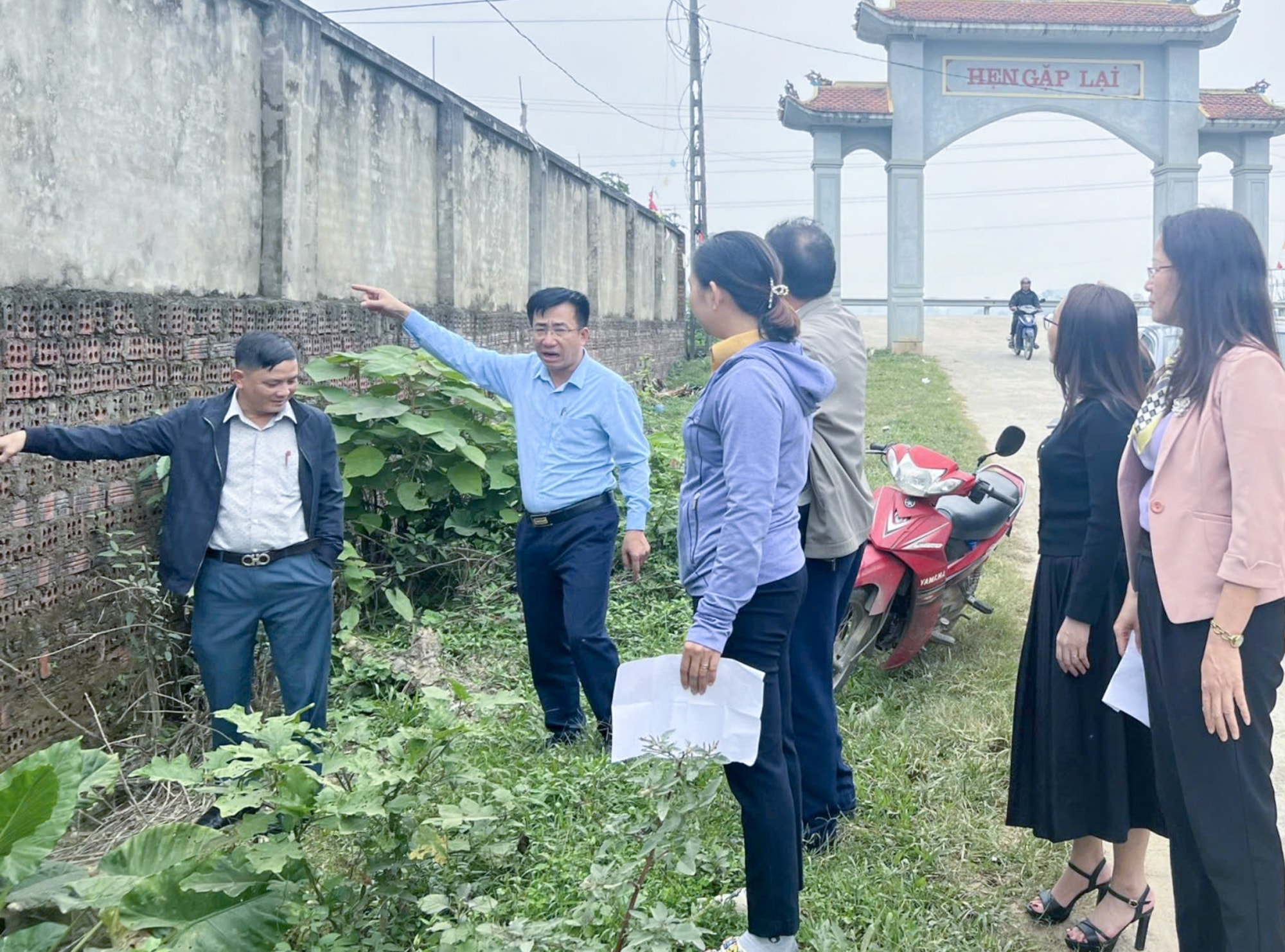  Cấp ủy huyện Thanh Chương trực tiếp kiểm tra, chỉ đạo nội dung đảng viên nêu ý kiến tại cuộc sinh hoạt chi bộ tại xã Thanh Khai. Ảnh- Mai Hoa