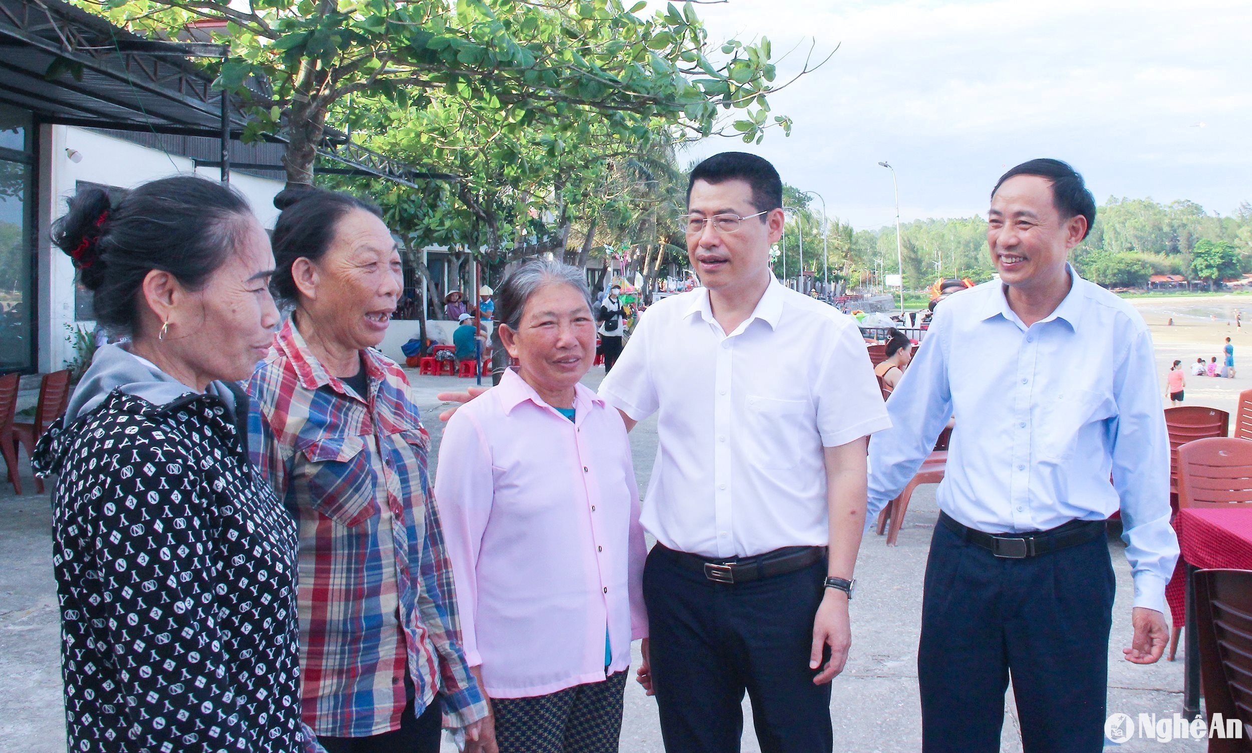  Lãnh đạo thị xã Hoàng Mai lắng nghe ý kiến người dân Quỳnh Phương về giải quyết việc làm, tăng thu nhập. Ảnh Mai Hoa