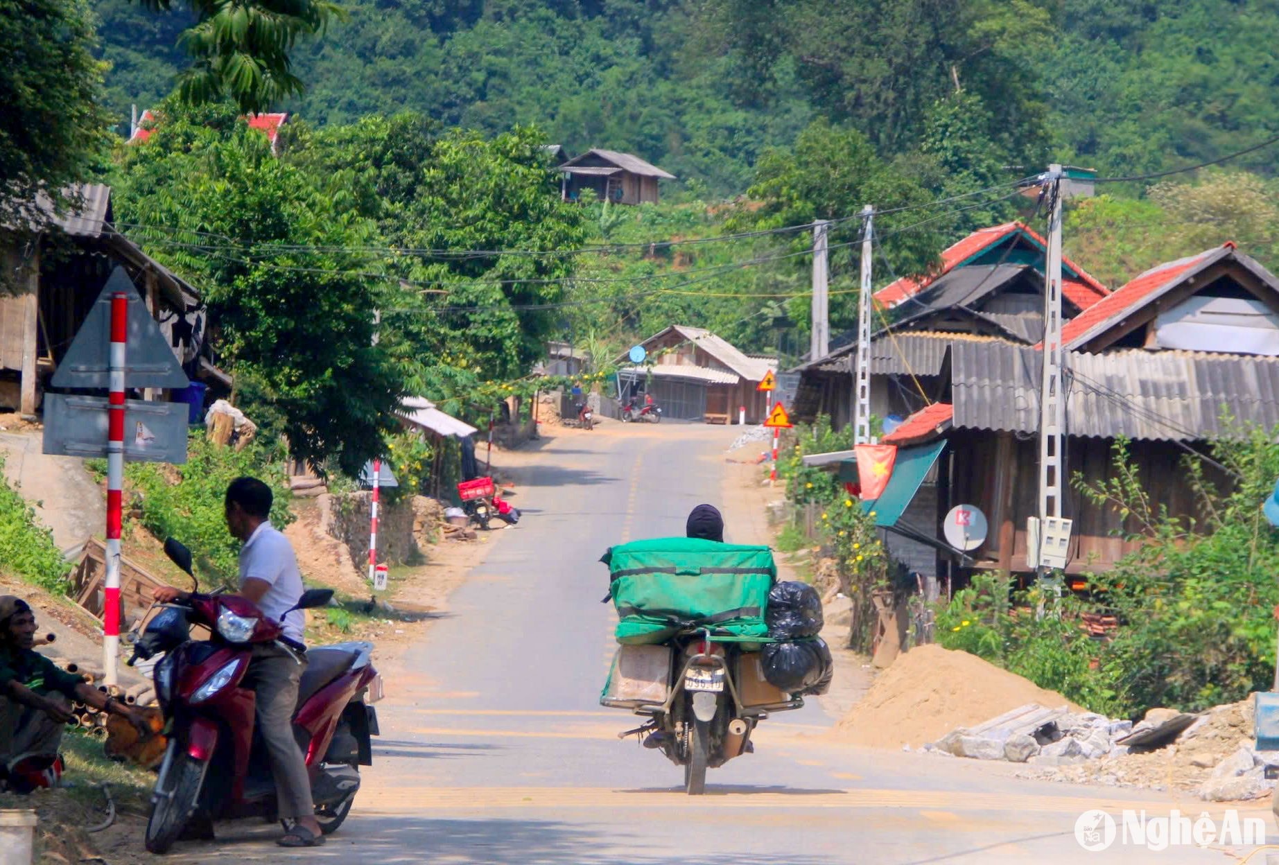 Hàng ngày đội ngũ shipper phải đi đến những bản làng xa xôi. Ảnh: Quang An