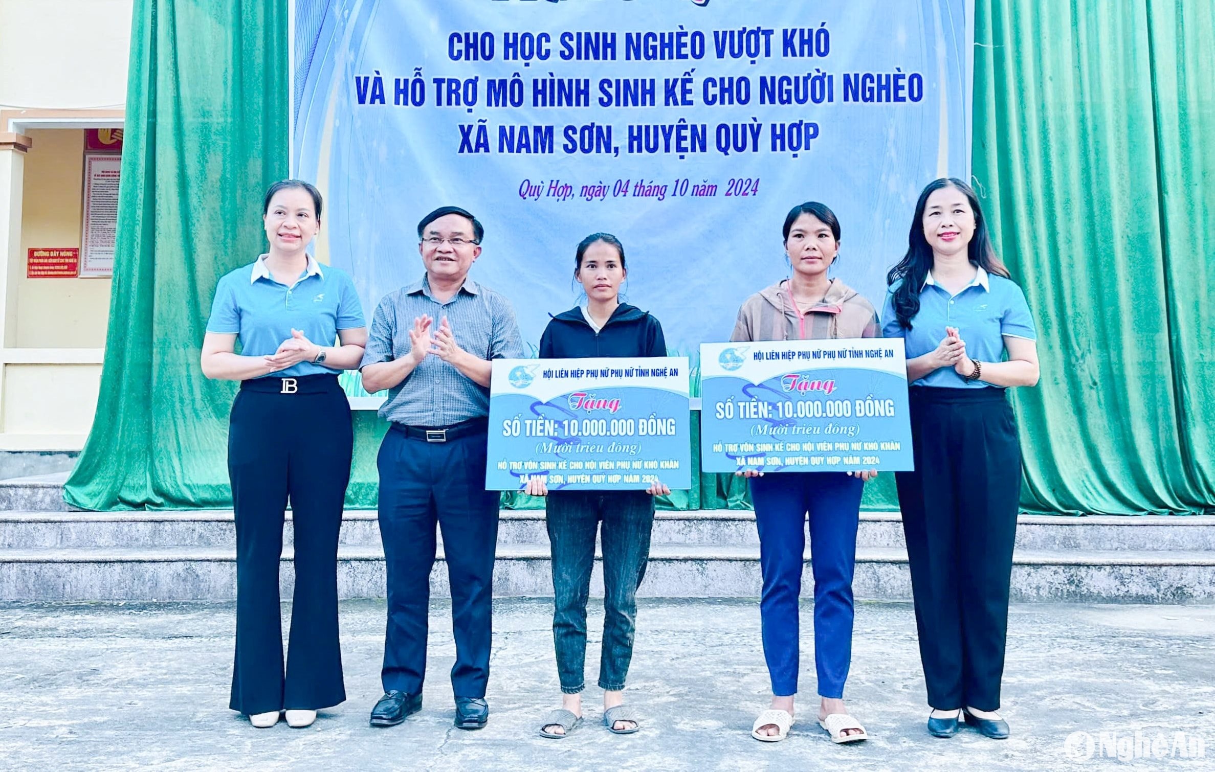 Đồng chí Ngọc Kim Nam, UVBTV, Trưởng ban Dân vận Tỉnh uỷ trao quà học sinh nghèo vượt khó và hỗ trợ mô hình sinh kế cho người nghèo xã Nam Sơn, huyện Quỳ Hợp