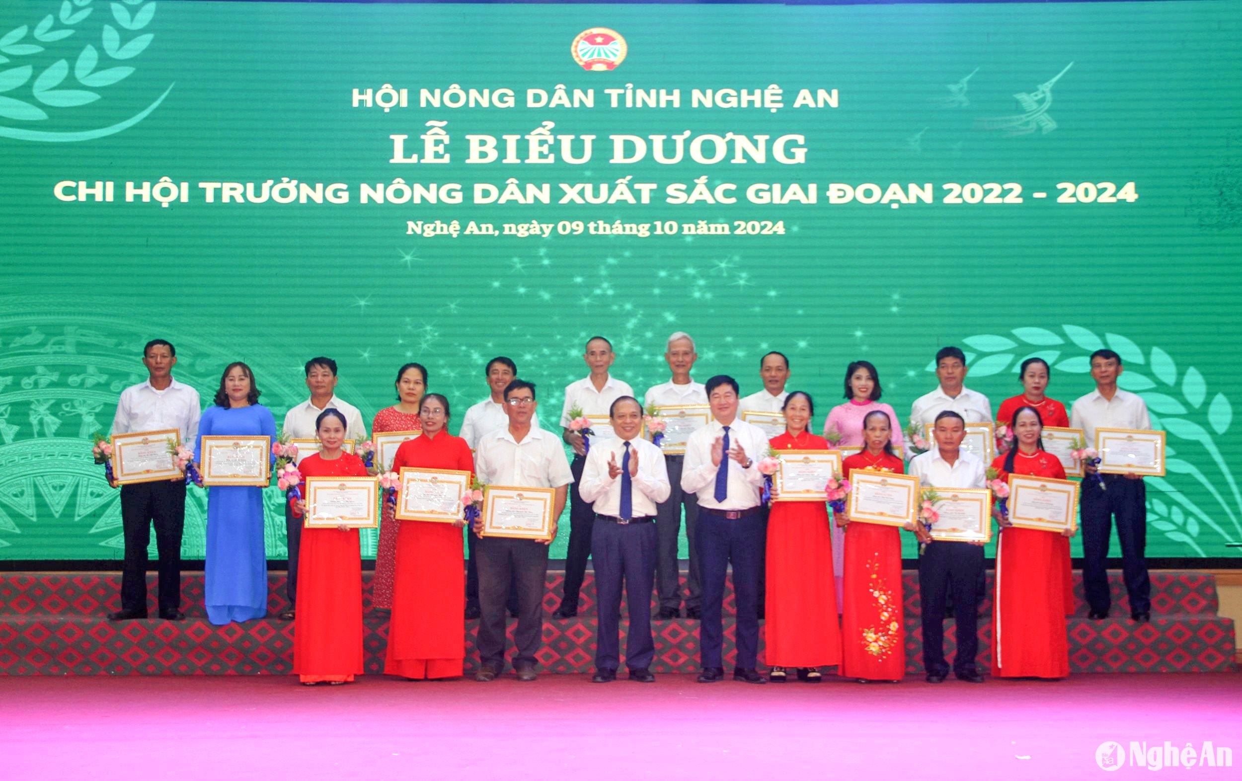 Hội Nông dân tỉnh biểu dương chi hội trưởng nông dân xuất sắc giai đoạn 2022 - 2024. Ảnh: TL.