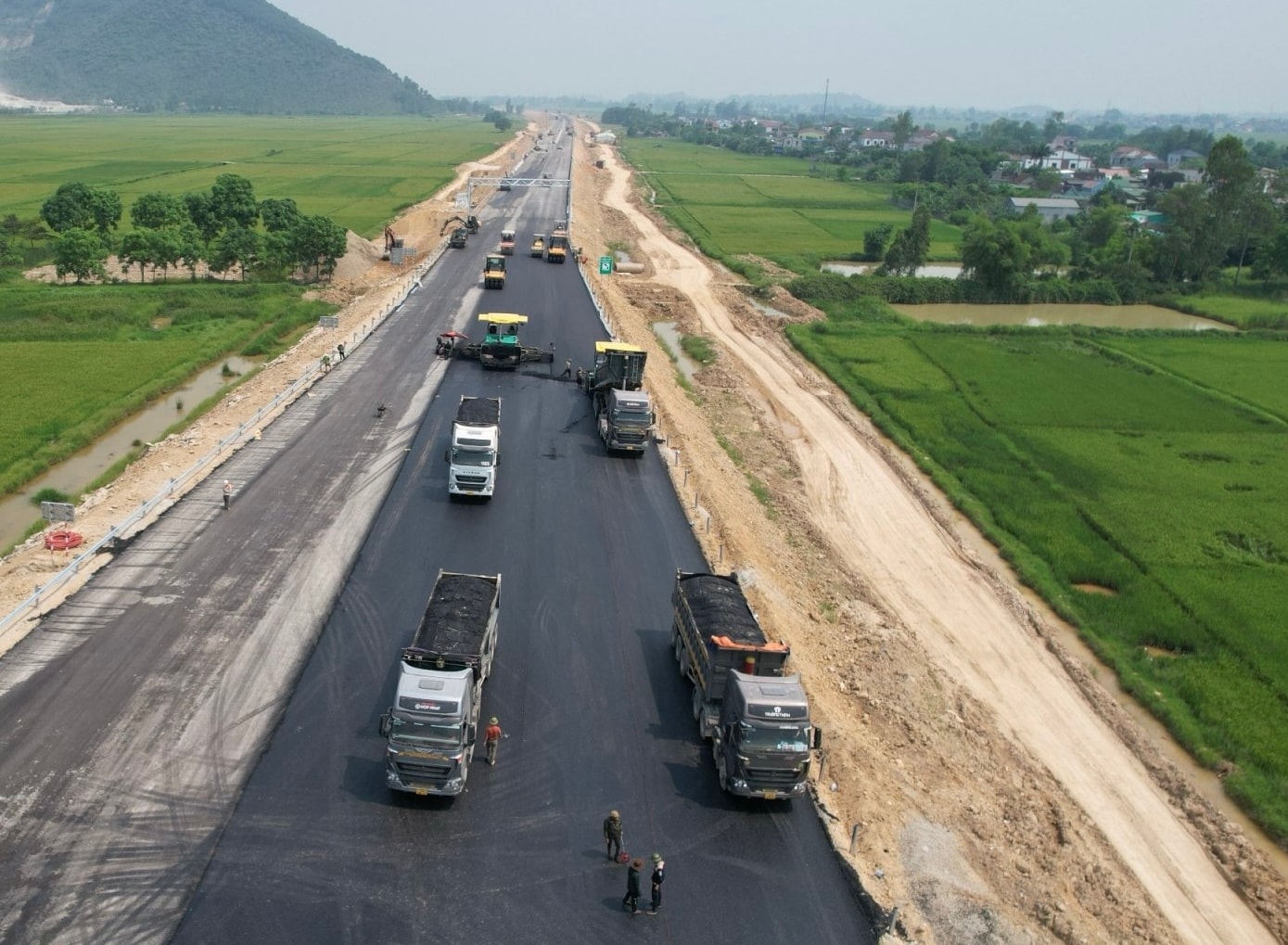 Các phương tiện xe máy hoạt động cần lượng xăng, dầu rất lớn. Ảnh: Trân Châu