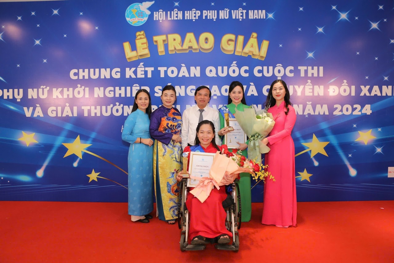 Đại diện lãnh đạo tỉnh, Thường trực Hội Liên hiệp Phụ nữ tỉnh cùng chị Phạm Thị Phượng và chị Nguyễn Thị Mến tại chương trình trao giải Cuộc thi 