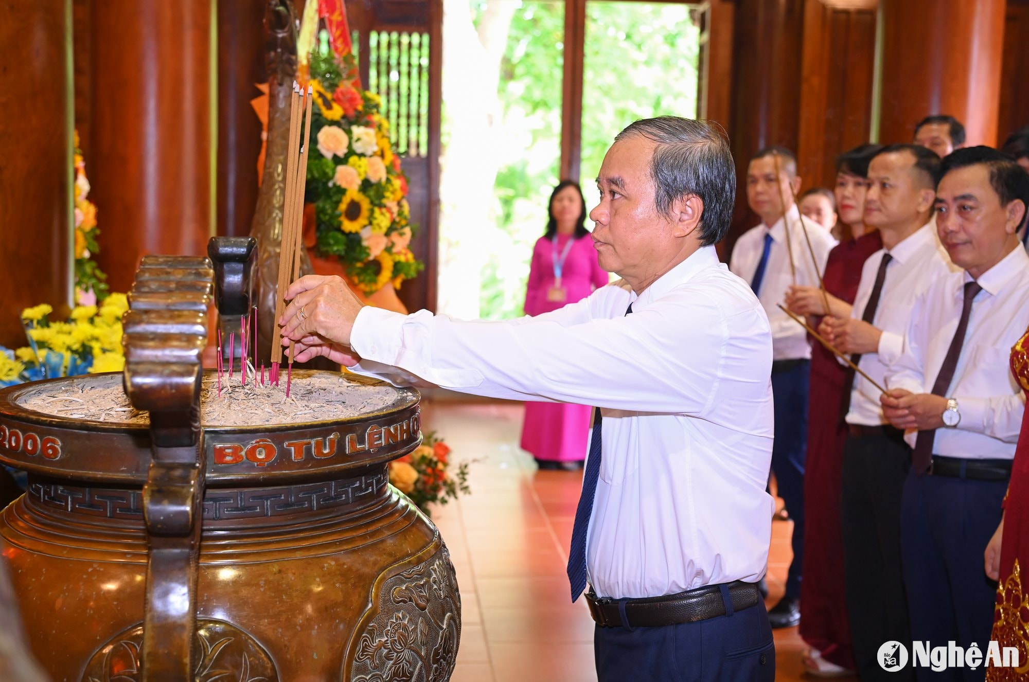 Đồng chí Phan Thanh Đoài - Phó Trưởng Ban Dân vận Tỉnh ủy Dâng hương tưởng niệm Chủ tịch Hồ Chí Minh. Ảnh: